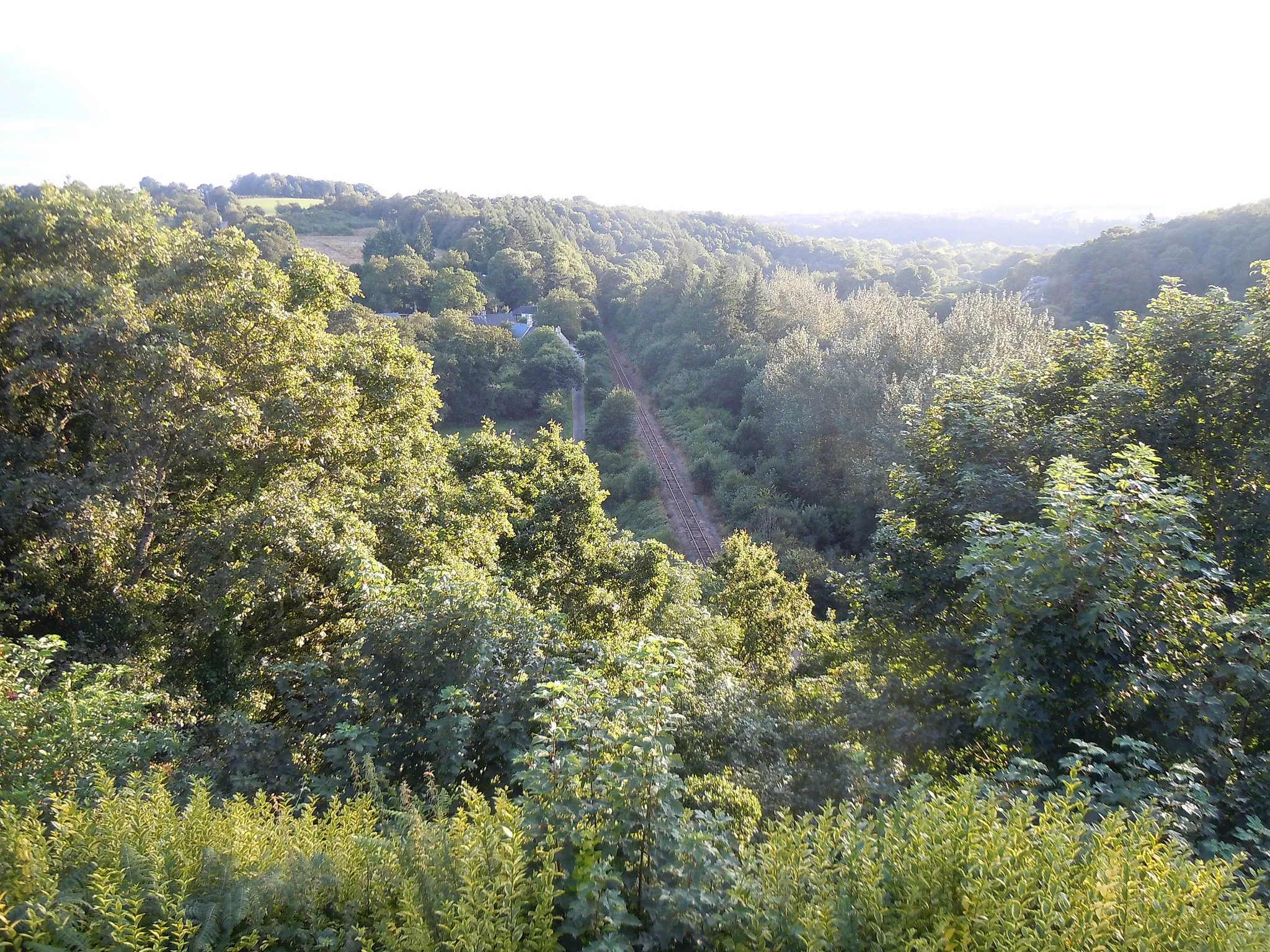 Photo showing: Passage de la ligne ferroviaire à voie unique Pontivy-Auray sous la butte de Castennec (Bieuzy, département du Morbihan)