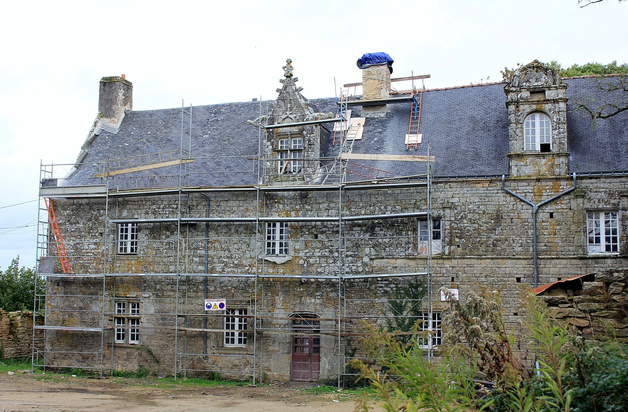 Photo showing: This building is indexed in the base Mérimée, a database of architectural heritage maintained by the French Ministry of Culture, under the reference PA00091052 .