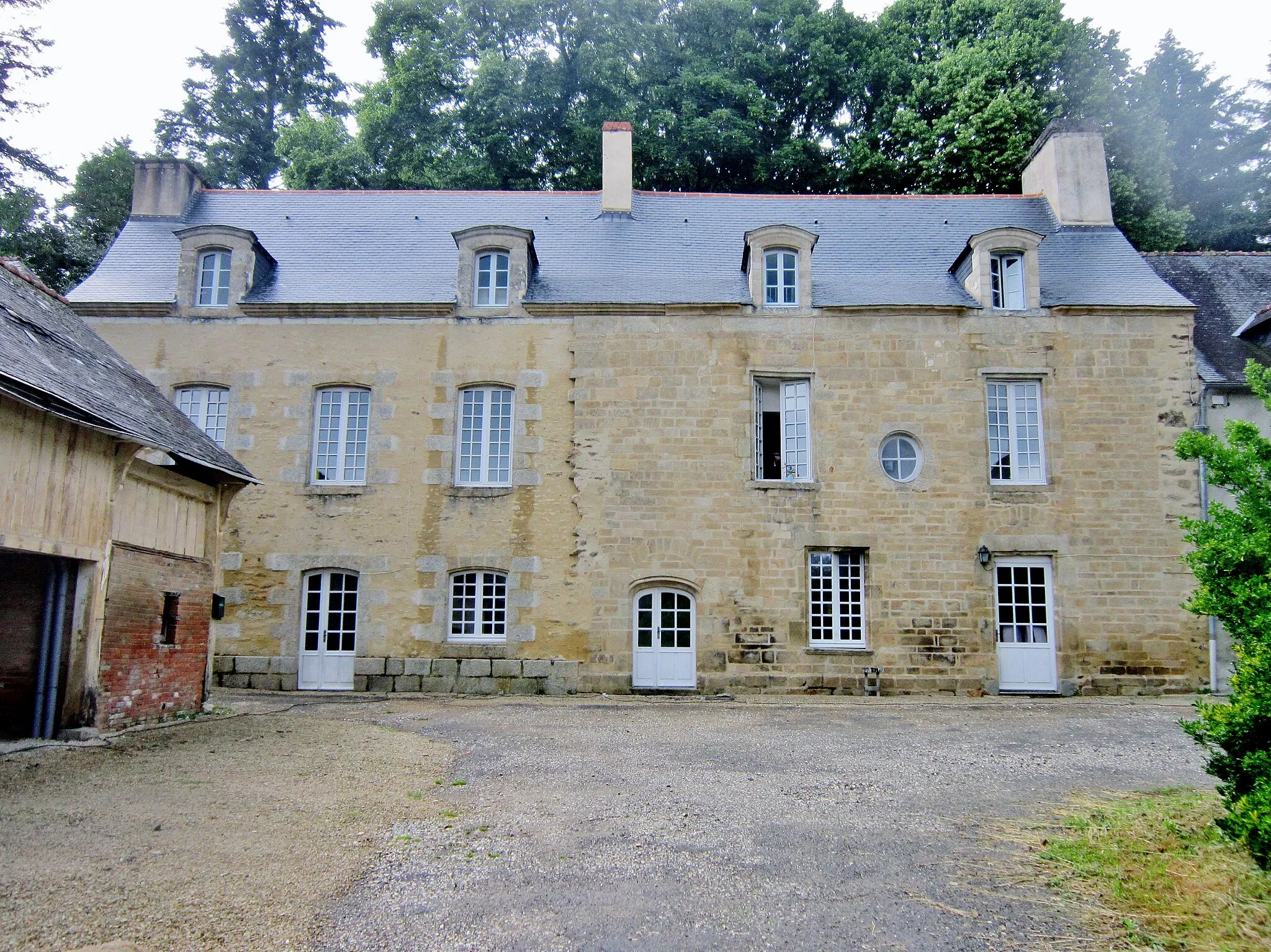 Photo showing: Domaine de Kerlivio ː la façade du vieux château (restauré en 2006).