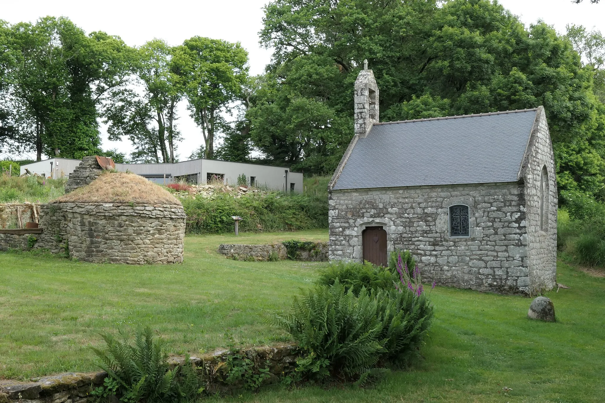 Photo showing: Saint Bartholomew chapel and oven of Cranuhac, in Meucon (Morbihan, France)