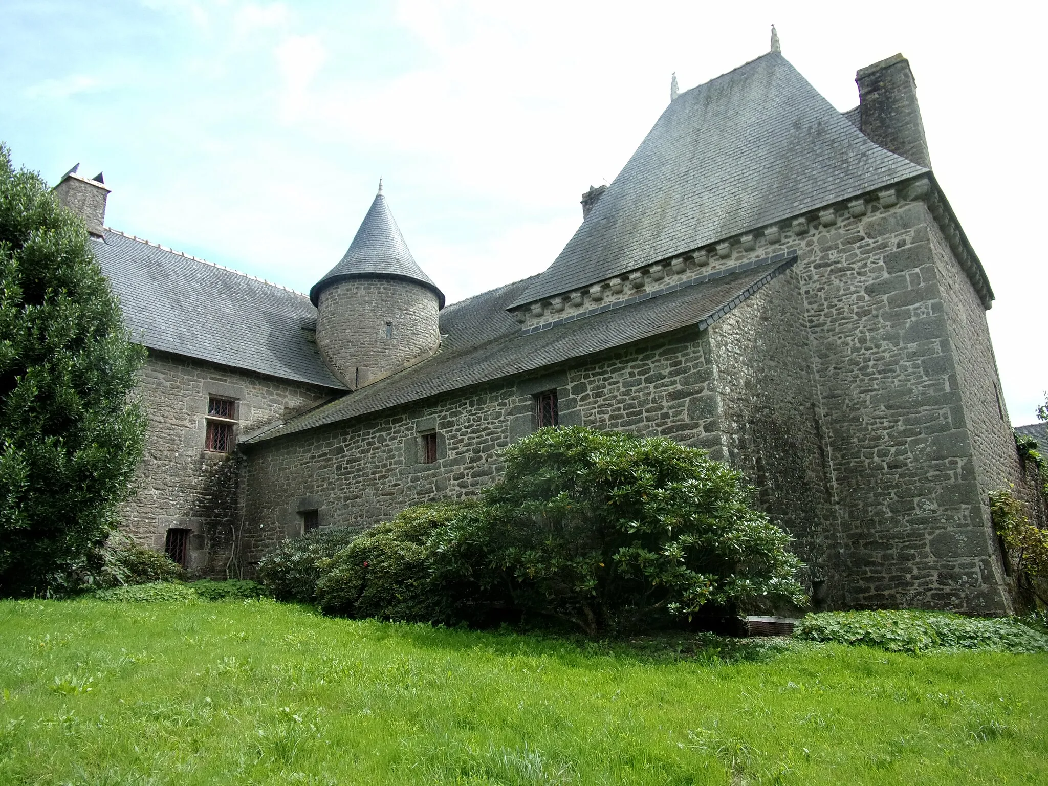 Photo showing: Photographie de la façade arrière du manoir de Kerduel en Lignol.