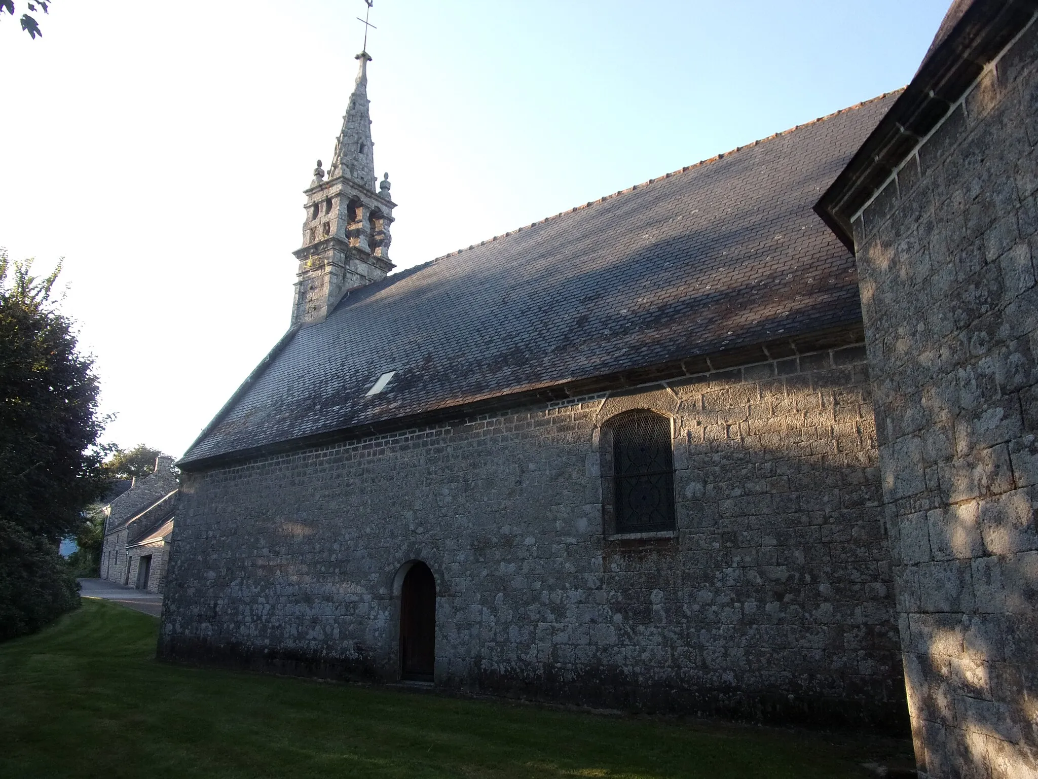 Photo showing: Photographie de l'élévation sud de la chapelle Notre-Dame de Pénéty de Persquen.