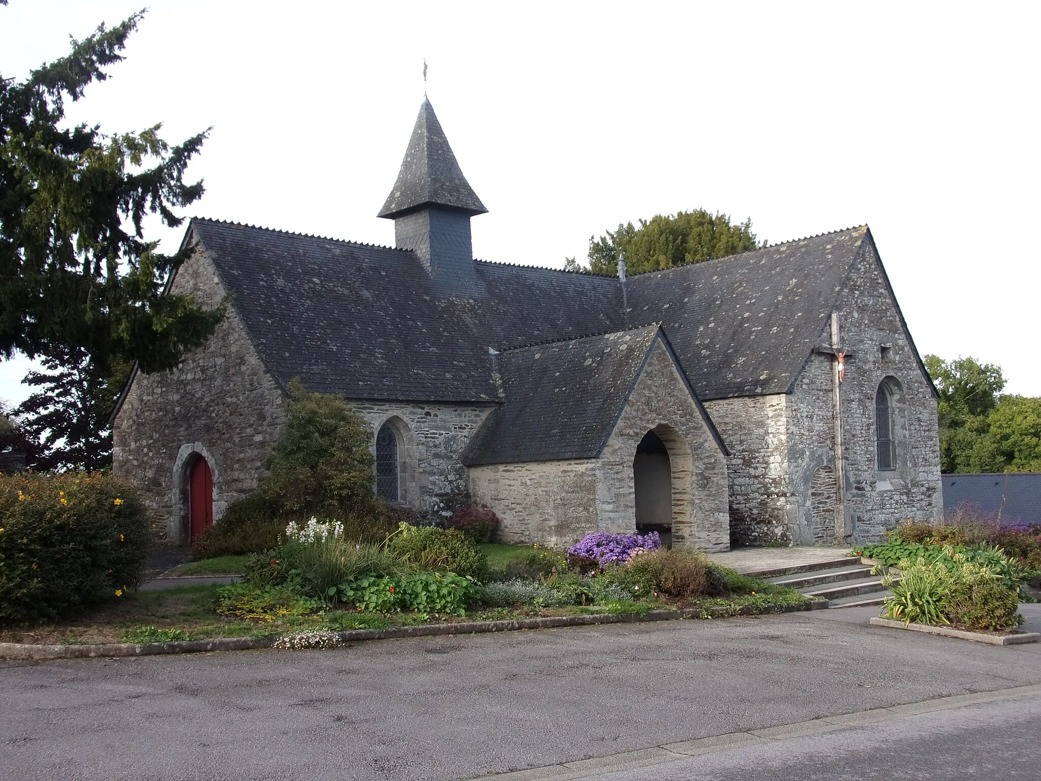 Photo showing: photographie de église paroissiale de Sainte-Brigitte ( pignon ouest et façade sud)