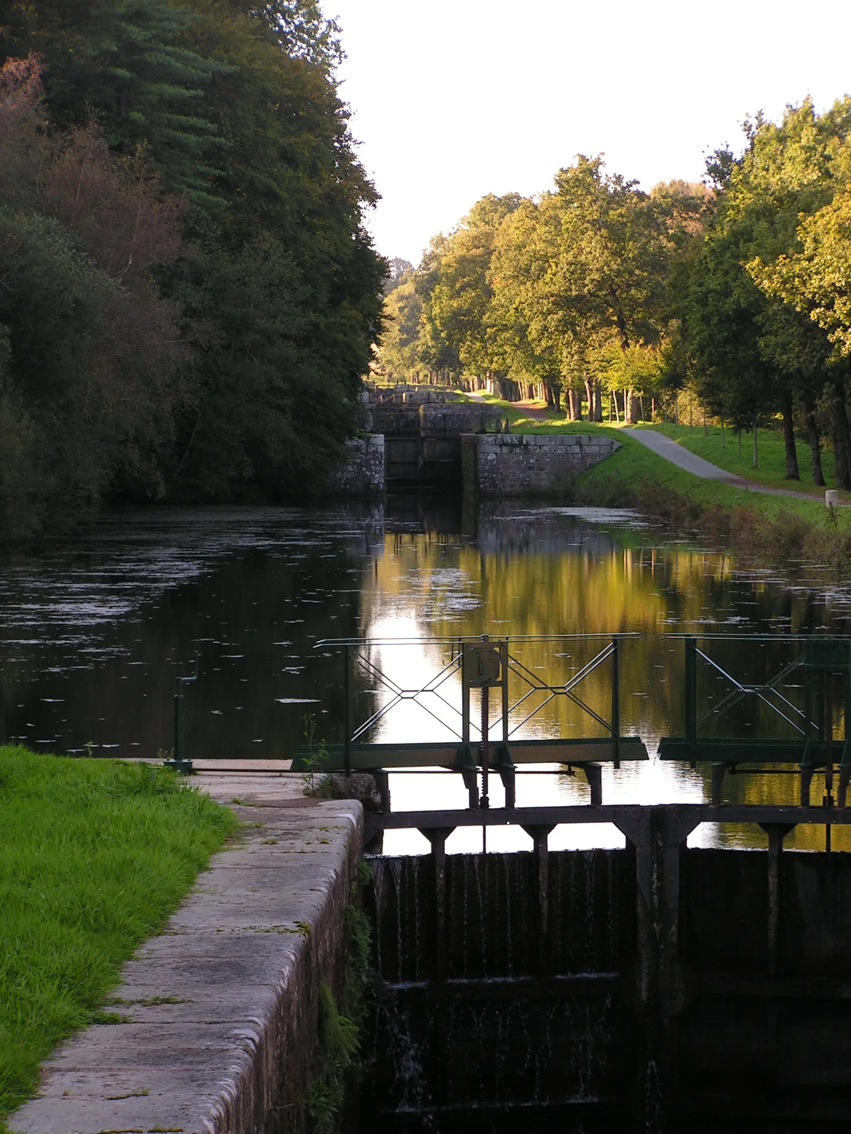 Photo showing: Canal lock at Boju, a town in the Gueltas region of Brittany in France.