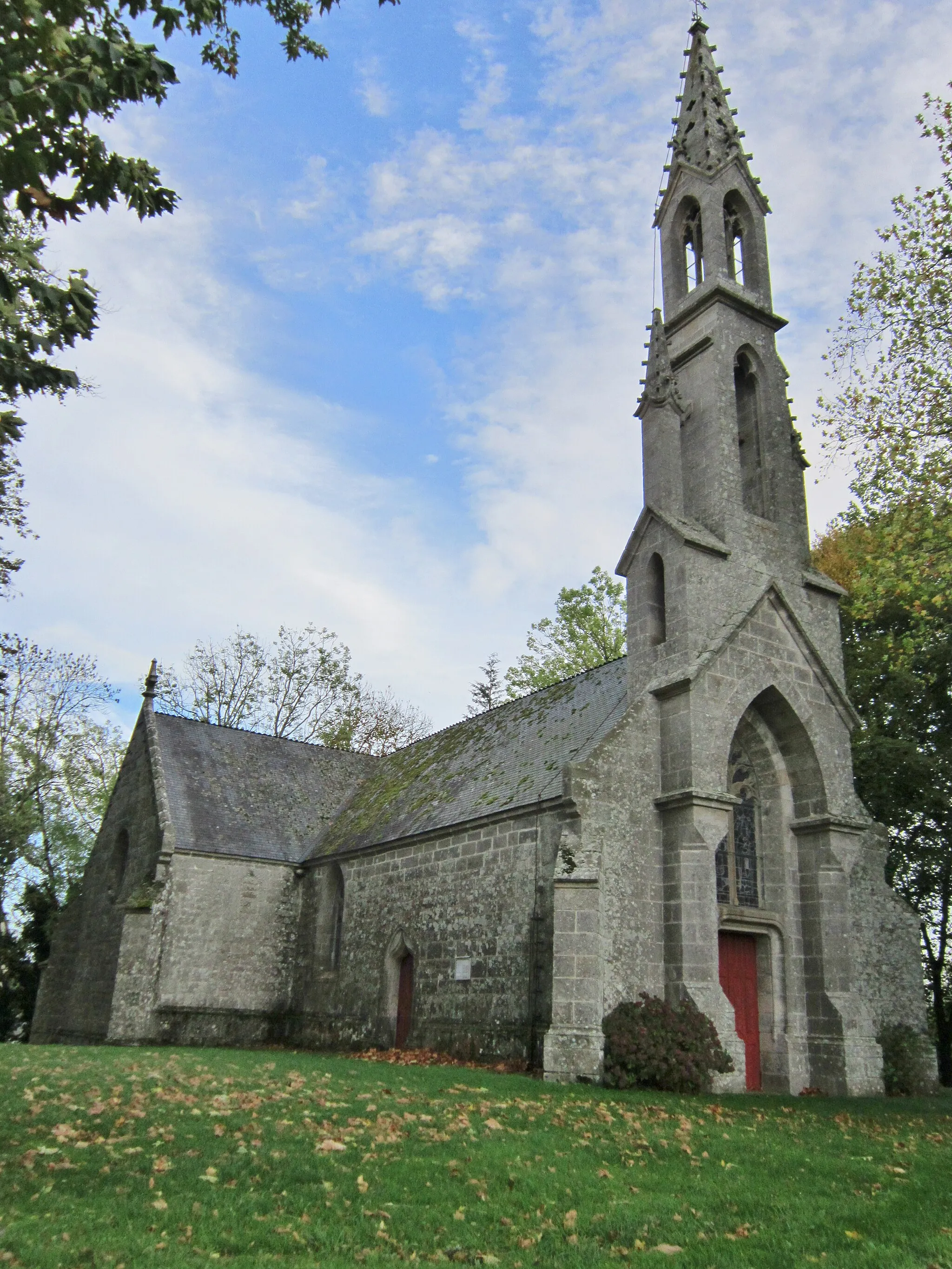 Photo showing: Le Sourn : chapelle Saint-Michel, façade et clocher.