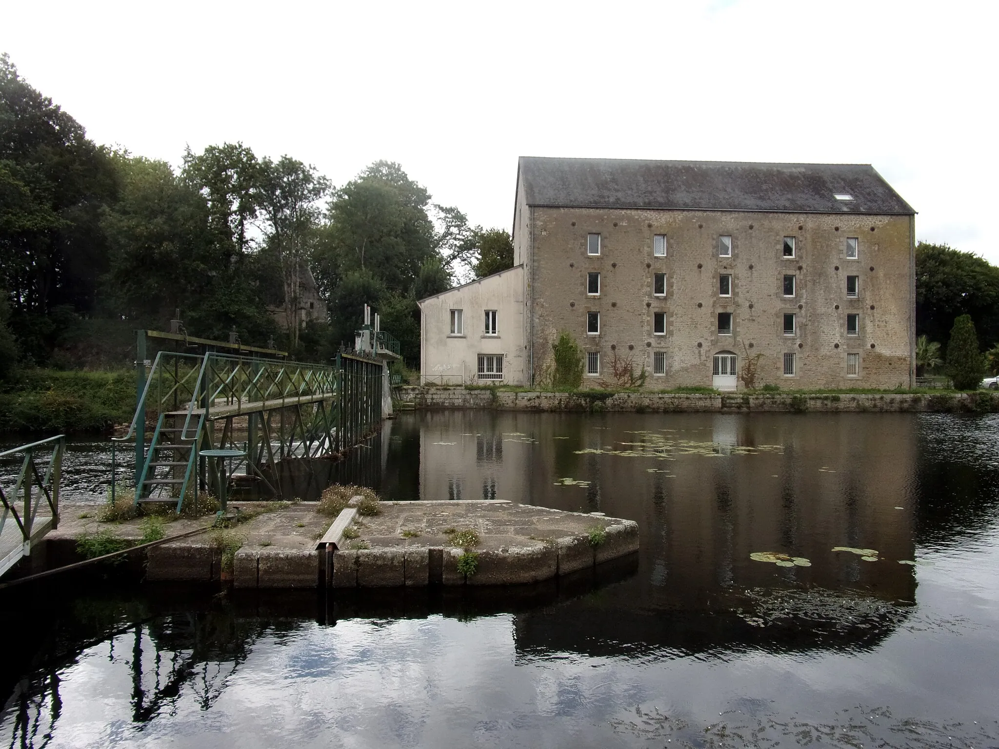 Photo showing: Photographie du moulin de Saint Michel situé sur la rive droite du canal du Blavet à Le Sourn avec au premier plan l'écluse de Signan.
