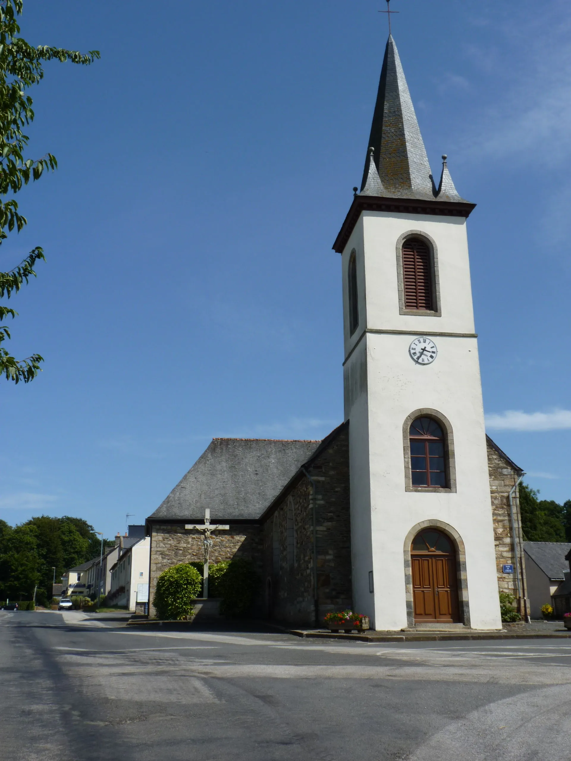 Photo showing: Église du 16ème siècle inscrite aux monuments historiques pour sa porte latérale.