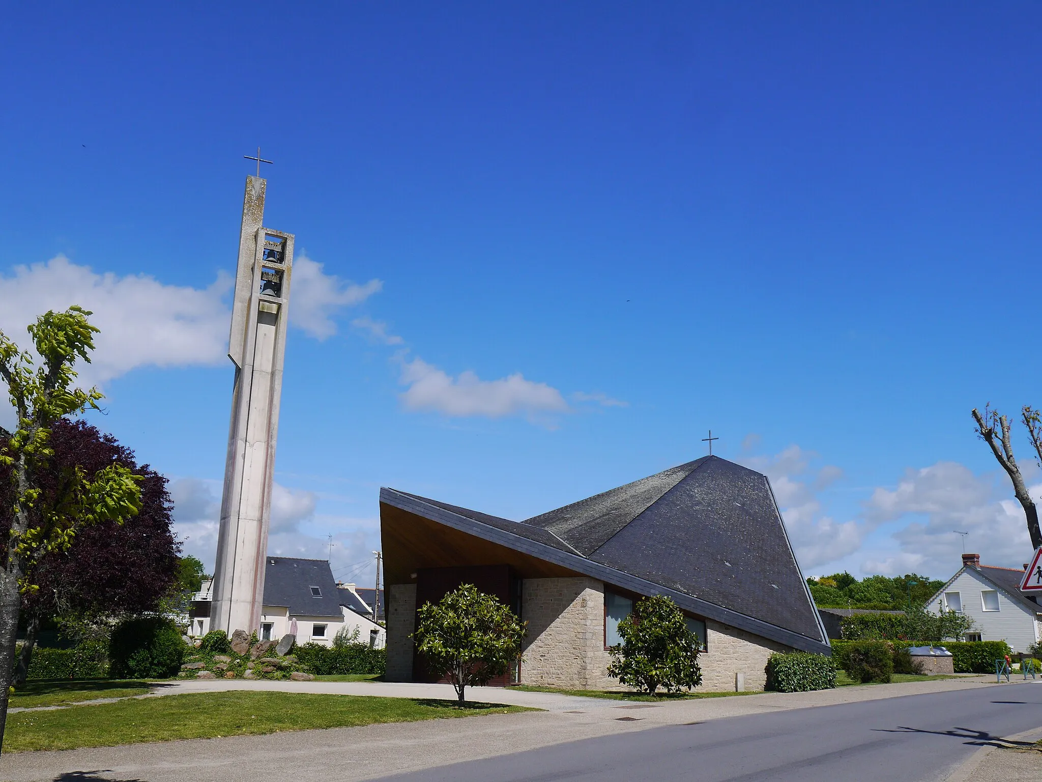 Photo showing: L'église et son campanile.