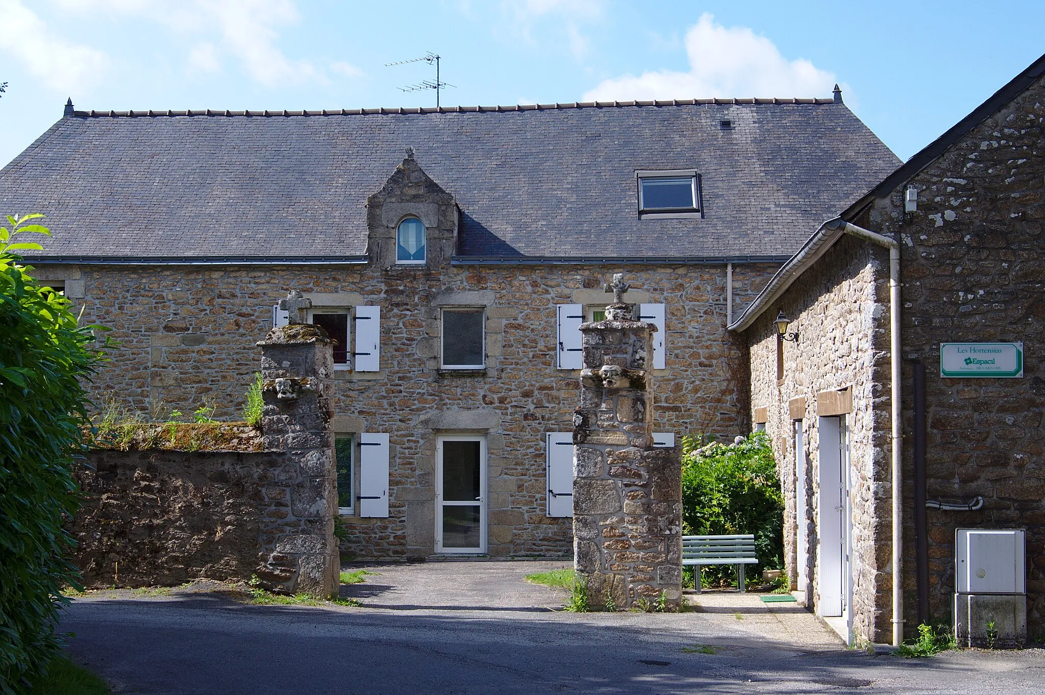 Photo showing: Ancien presbytère de Bohal, transformé en logements.