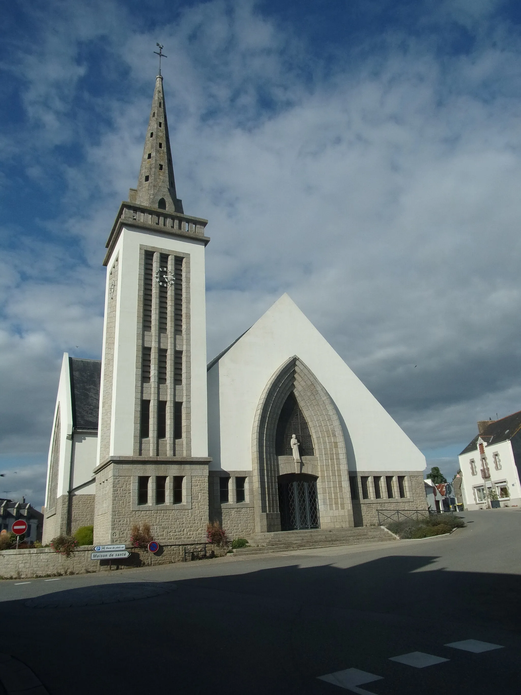Photo showing: Photographie de l'église paroissiale Saint-Pierre de Pleugriffet (1954).