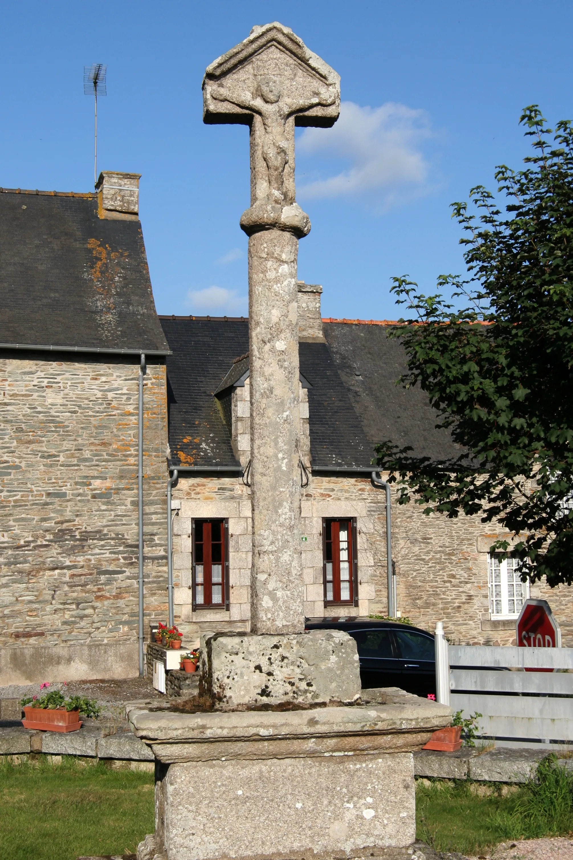 Photo showing: La croix de cimetière de Saint-Abraham : face ouest.