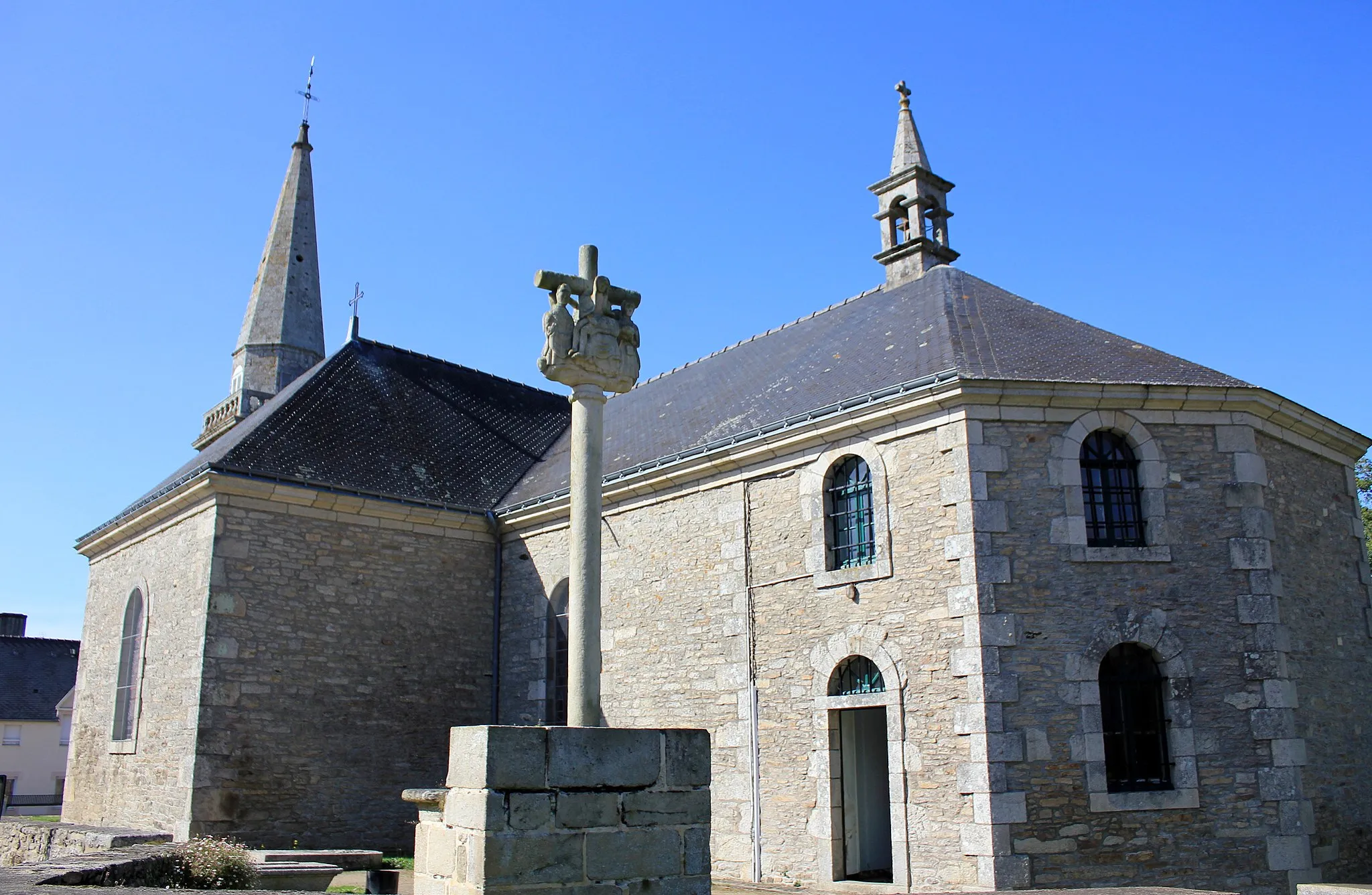 Photo showing: Église Saint-Arnould à Saint-Allouestre, Morbihan, France. Vue sud-est de l'église.