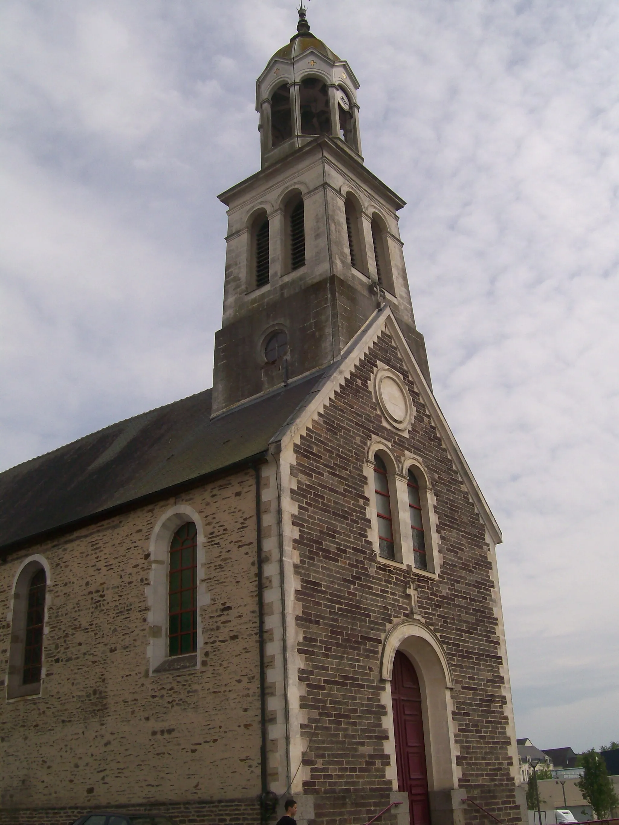 Photo showing: Vue du mur Nord de la nef de l'église St Martin de Vern.
