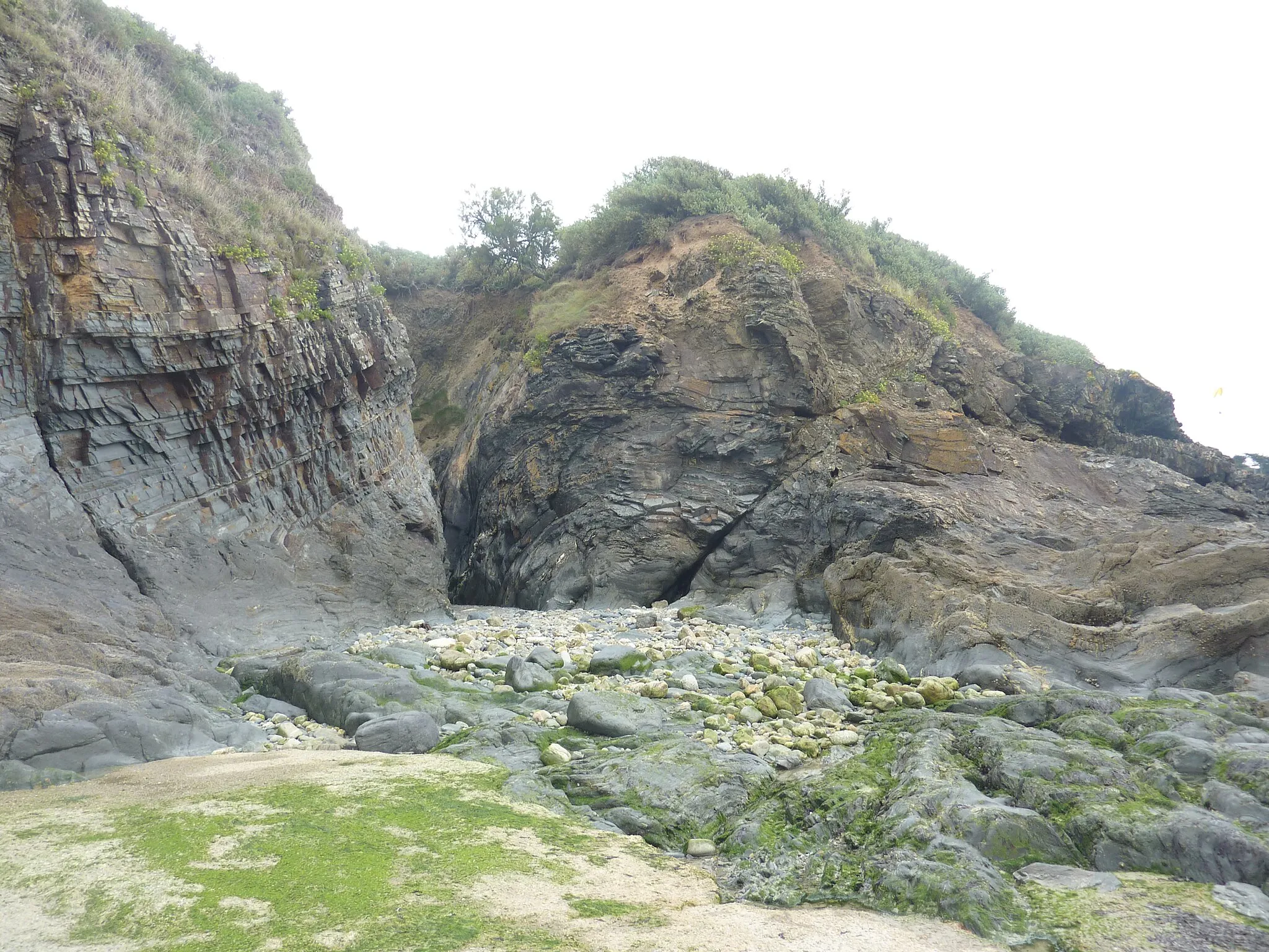 Photo showing: Saint-Nic : anticlinal dans une falaise bordant la plage de Cameros