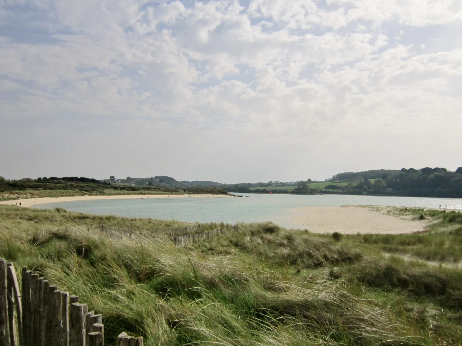 Photo showing: L'estuaire (ou ria) du Guillec : vue vers l'amont depuis le sentier piétonnier de rive droite aux abords de la plage du Guillec en Plougoulm ; la rive gauche (à droite sur la photo) fait partie de la commune de Sibiril