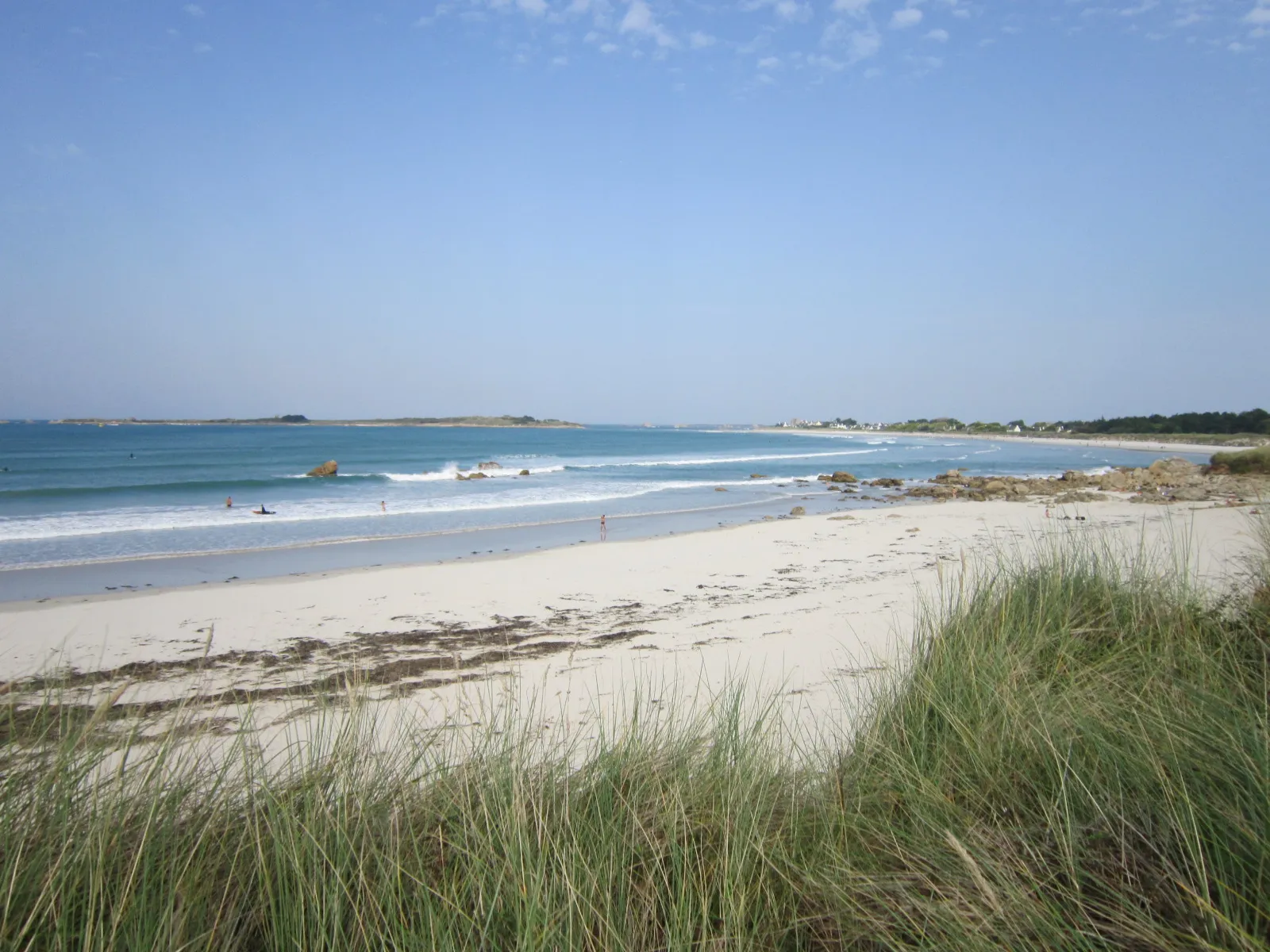 Photo showing: Plougoulm : la plage de Théven ; à l'arrière-plan l'île de Sieck à gauche et la plage du Dossen en Santec à droite