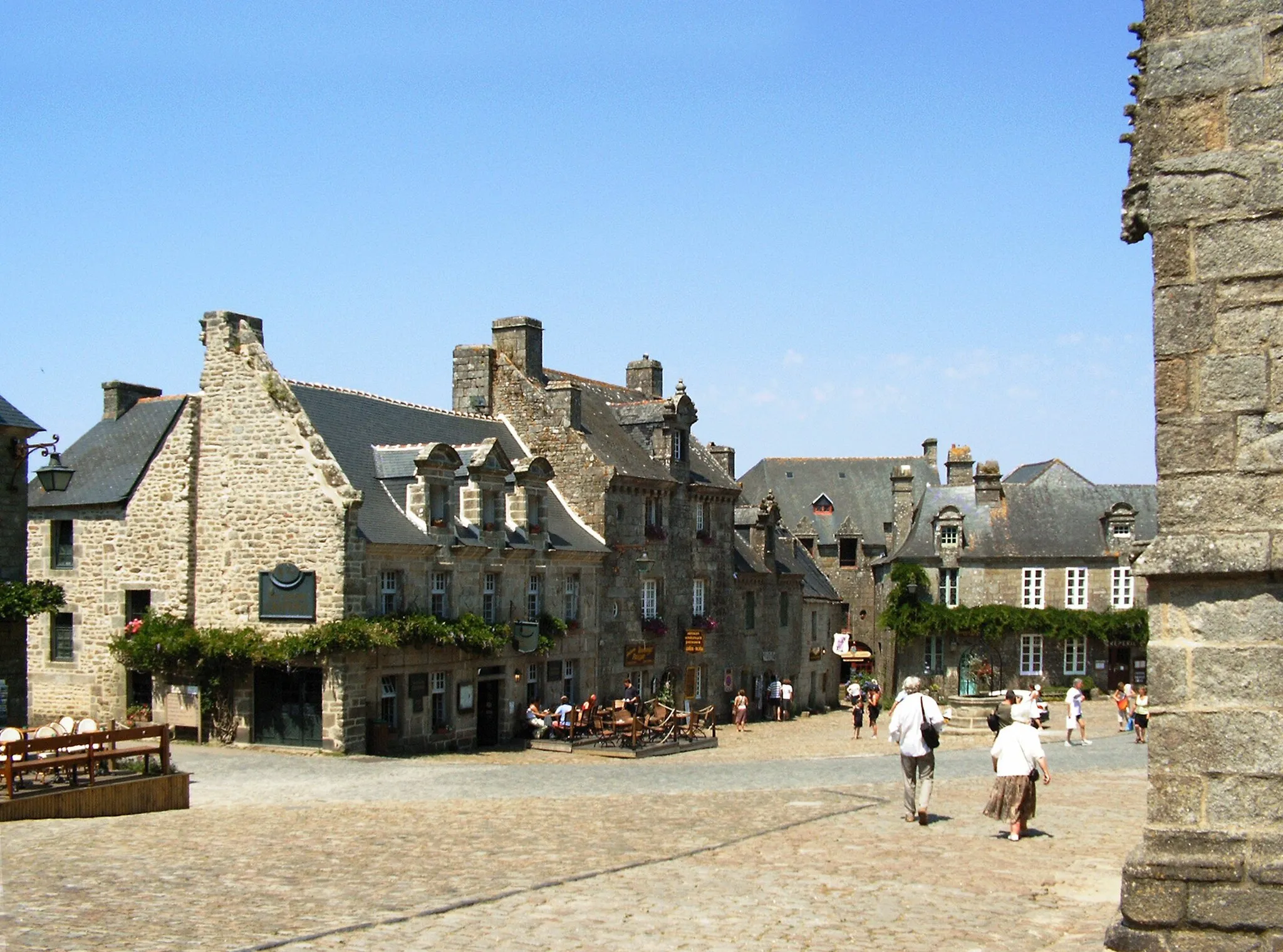 Photo showing: Häuser am Kirchplatz /Marktplatz  in Locronan