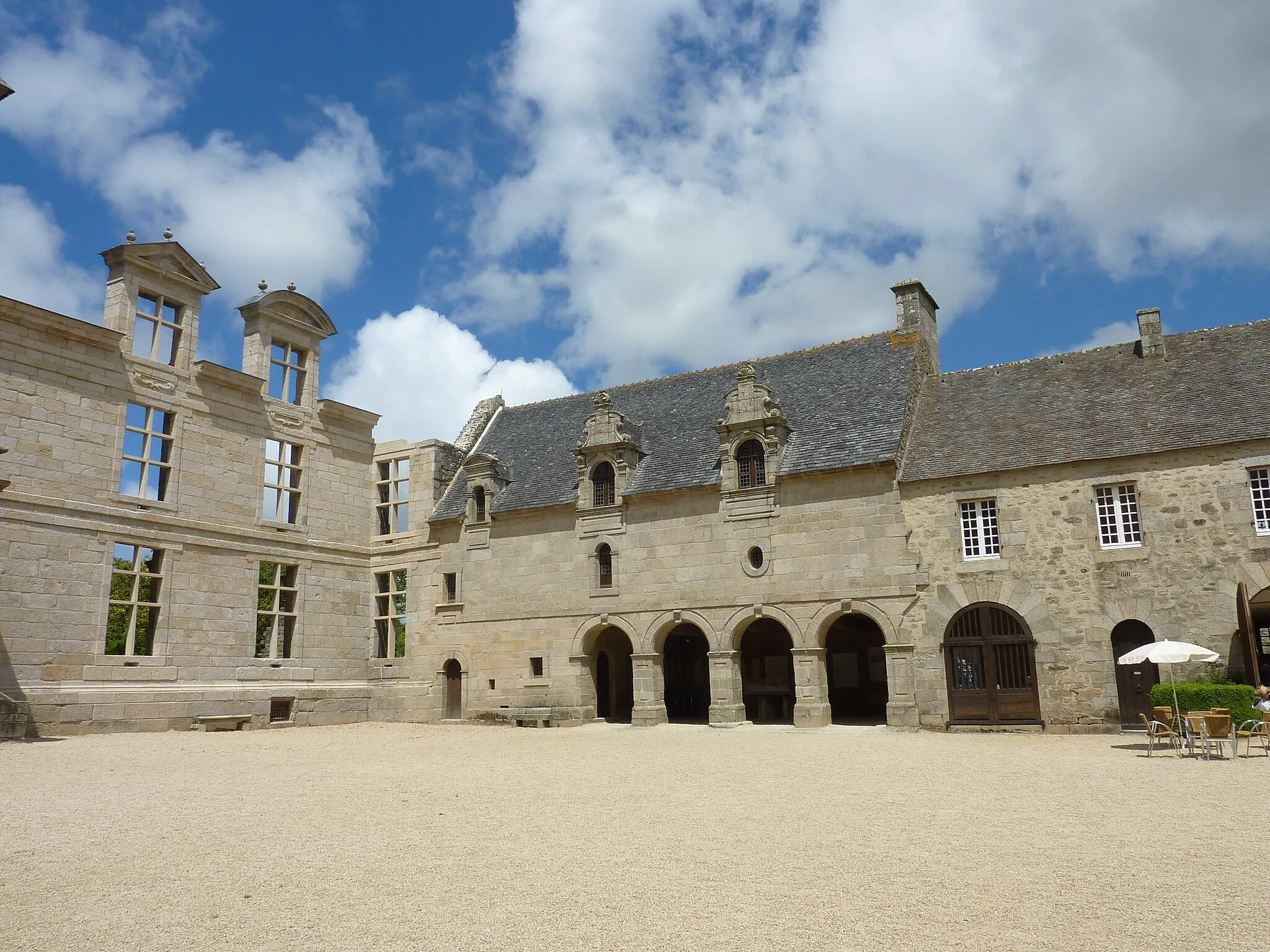 Photo showing: Château de Kerjean Cour intérieure Façades de l'angle nord-est