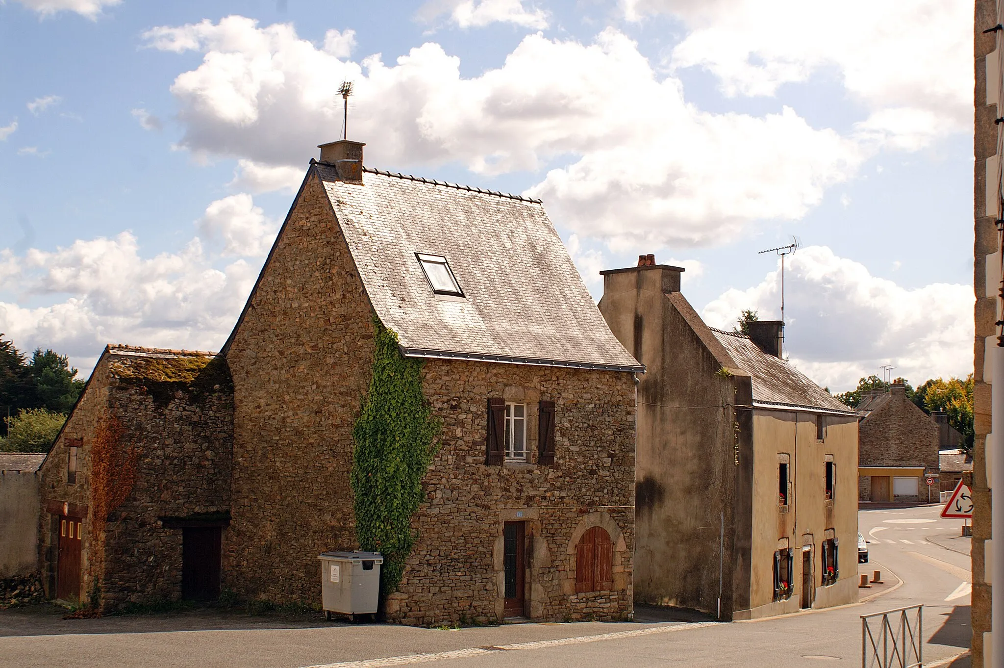 Photo showing: Anciennes maisons, rue de la Fontaine, au bourg de Marzan.