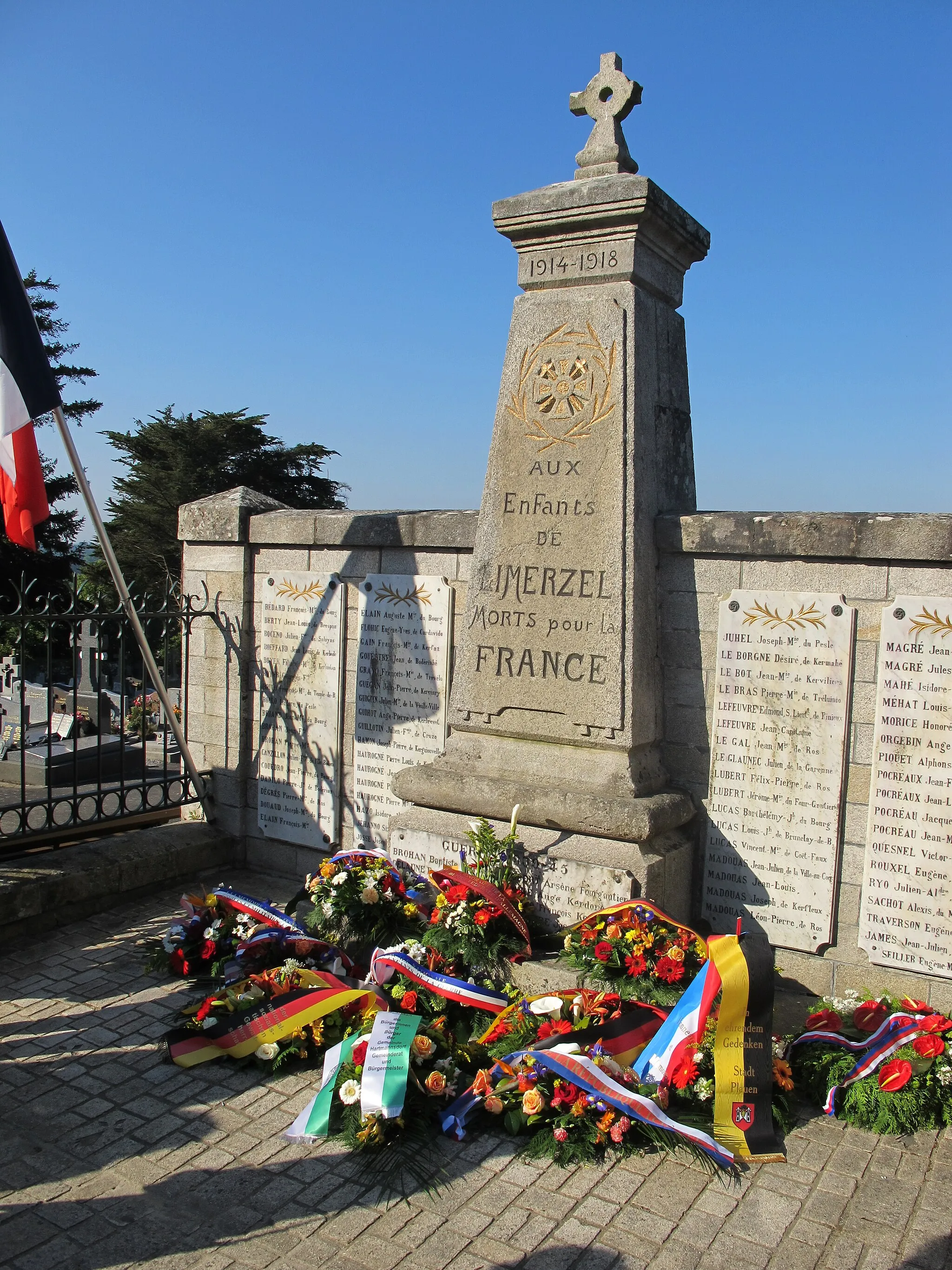 Photo showing: Mémorial aux morts de la commune de Limerzel 1914-1918 et 1939-1945