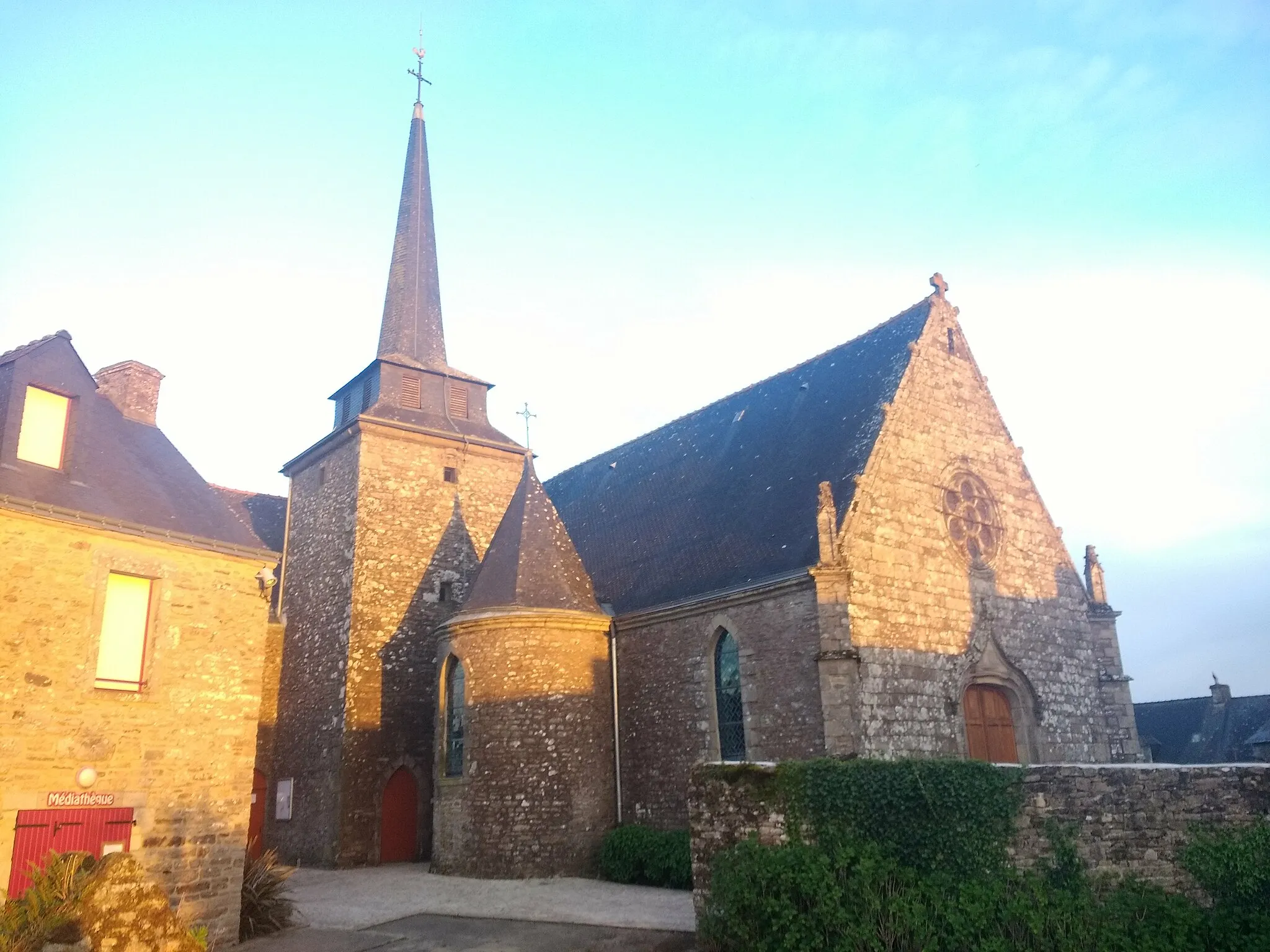 Photo showing: Église à Molac dans le soleil couchant