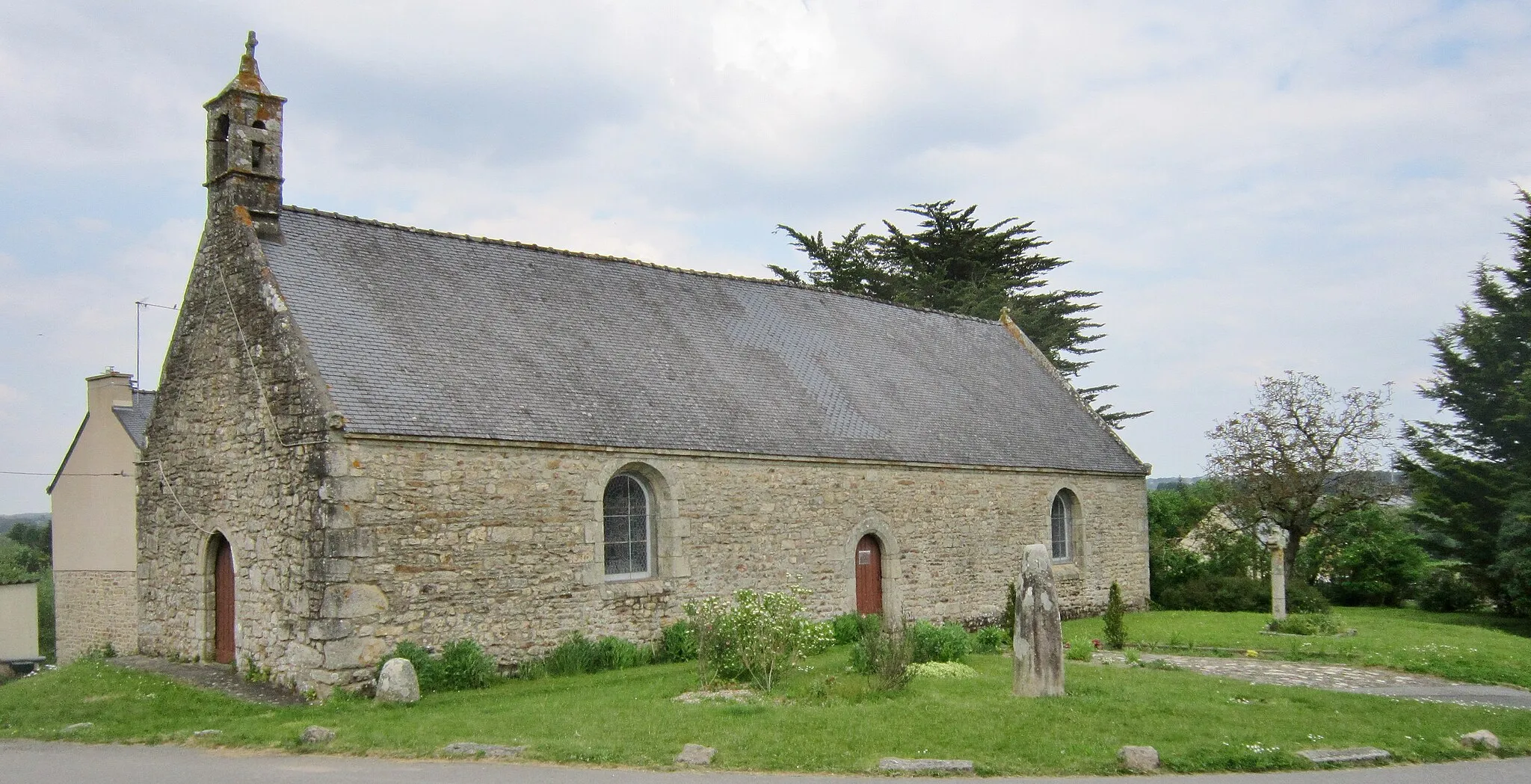 Photo showing: Landaul ː la chapelle Saint-Maurille et le lech ː vue d'ensemble.