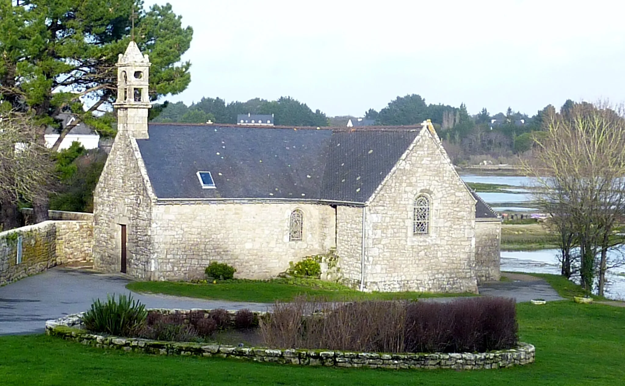 Photo showing: Église Notre-Dame-de-la-Nativité (chapelle Saint-Philibert) : elle date de 1648, mais a été agrandie et restaurée entre 1773 et 1785 ; son transept nord date de 1954. Ses murs intérieurs sont blanchis à la chaux.