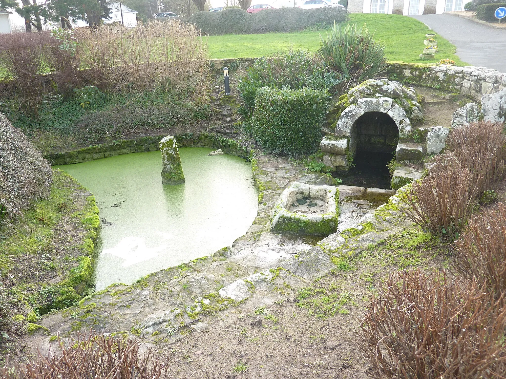 Photo showing: La petite fontaine près de la chapelle de Saint-Philibert (1649).