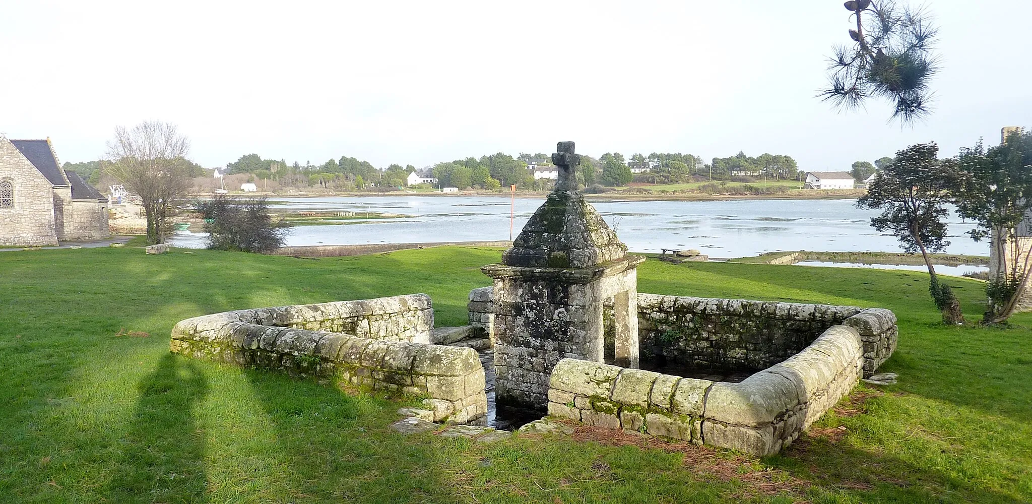 Photo showing: La grande fontaine près de la chapelle de Saint-Philibert (église Notre-dame-de-la-Nativité).