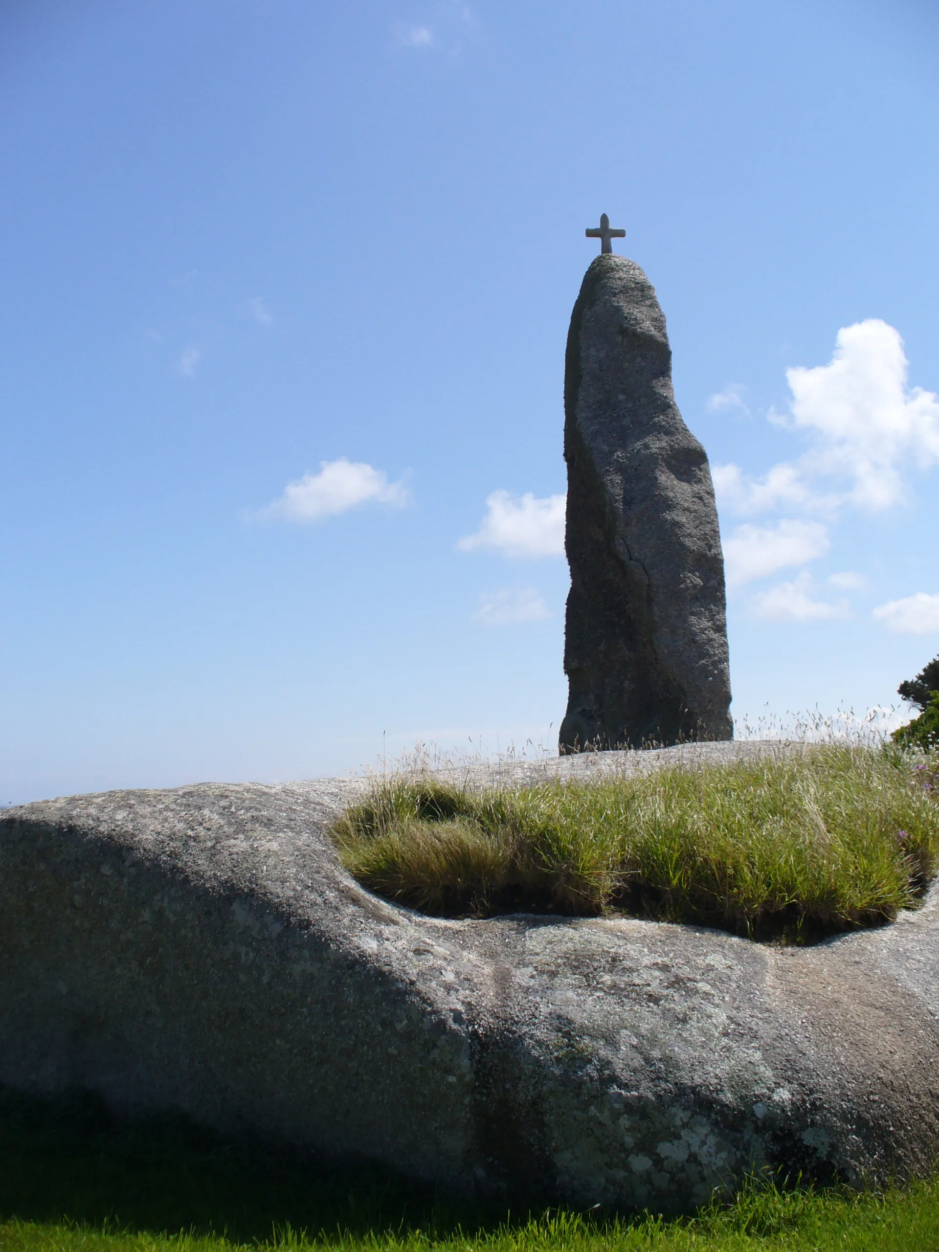 Photo showing: Der Menhir Men Marz ist mit einer Größe von 8,50 Meter und einem Gewicht von 80 Tonnen einer der vier höchsten Menhire Frankreichs. Das Kreuz an seiner Spitze als Zeichen seiner späteren Christianisierung. Brignogan-Plages, Finistère ,Côte des Légendes