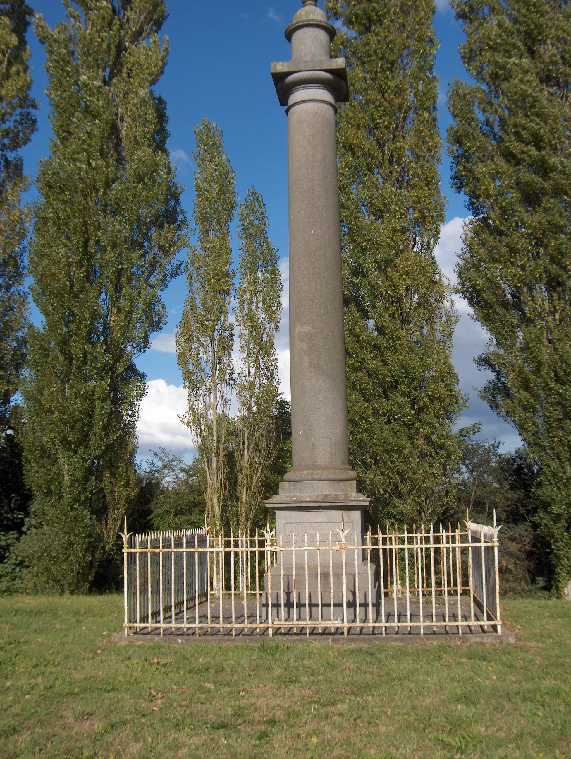 Photo showing: A column in memory of Bertrand du Guesclin in Broons, France.