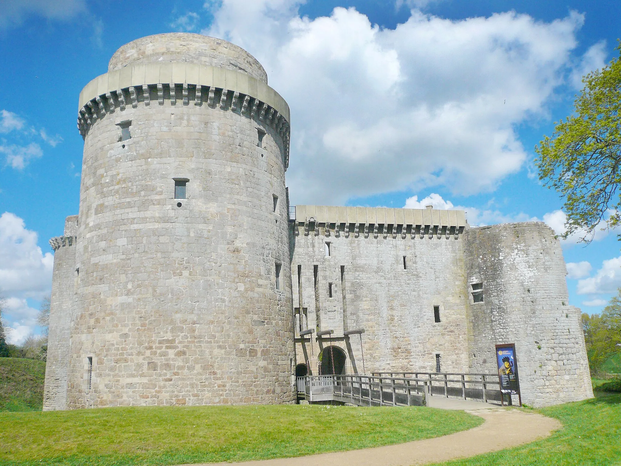 Photo showing: Façade principale du château de la Hunaudaye à Plédéliac dans les Côtes d'Armor.