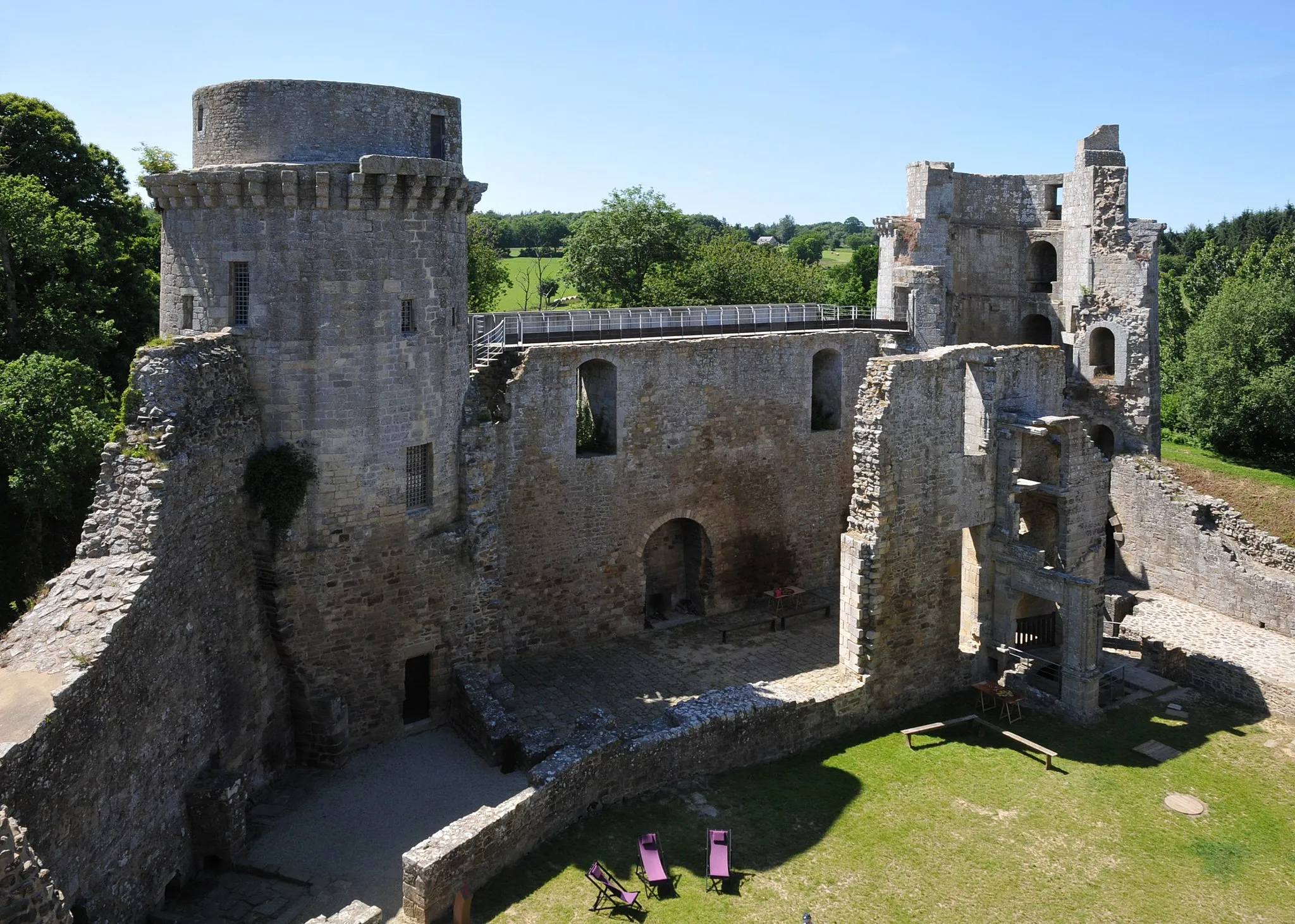 Photo showing: Innenansicht der nordwestlichen Seite der Burgruine La Hunaudaye, Frankreich