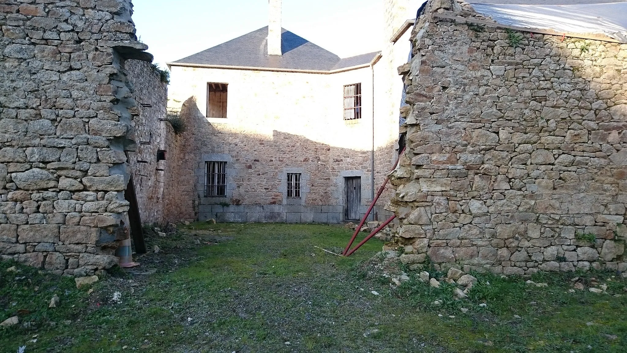 Photo showing: Vue mur extérieur enceinte sud - Ancienne Prison de Guingamp. Le mur a été abattu (2013) pour construite un accès pour le grand public.