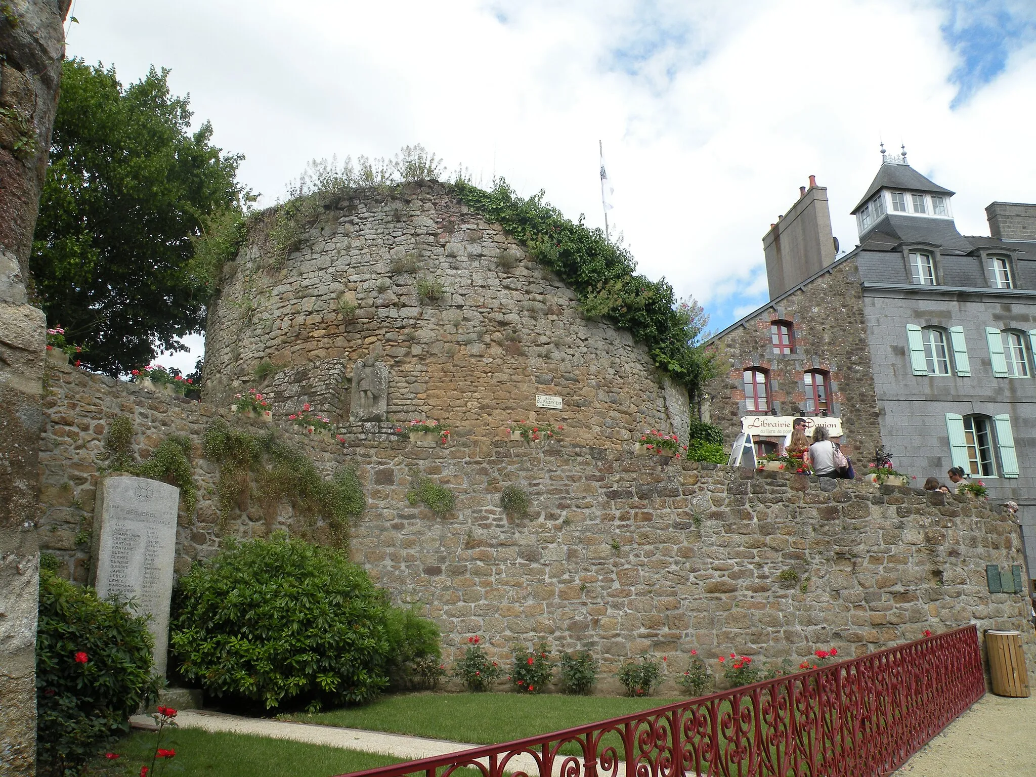 Photo showing: This building is indexed in the base Mérimée, a database of architectural heritage maintained by the French Ministry of Culture, under the reference IA00007893 .