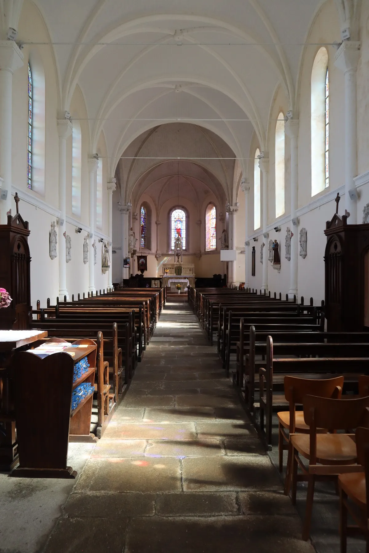 Photo showing: Intérieur de l'église Saint-Gentien de Pluherlin (56).