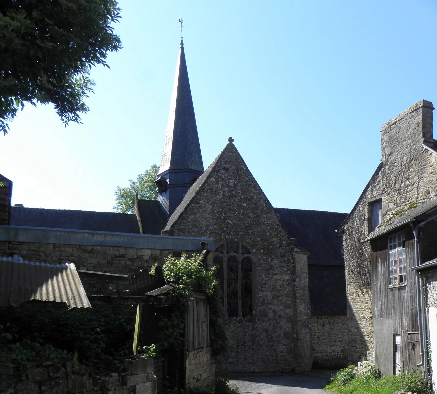 Photo showing: Église Saint-Exupère de Gahard (35). Clocher et croisillon gauche.