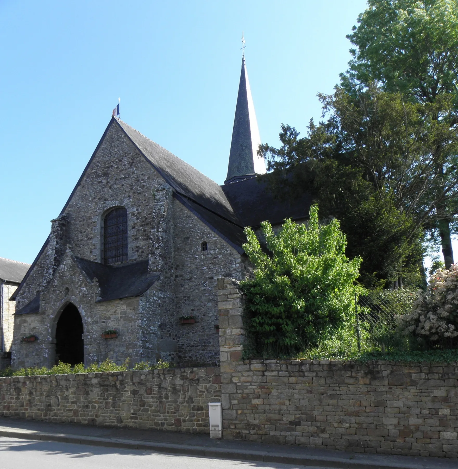 Photo showing: Église Saint-Exupère de Gahard (35). Façade principale.