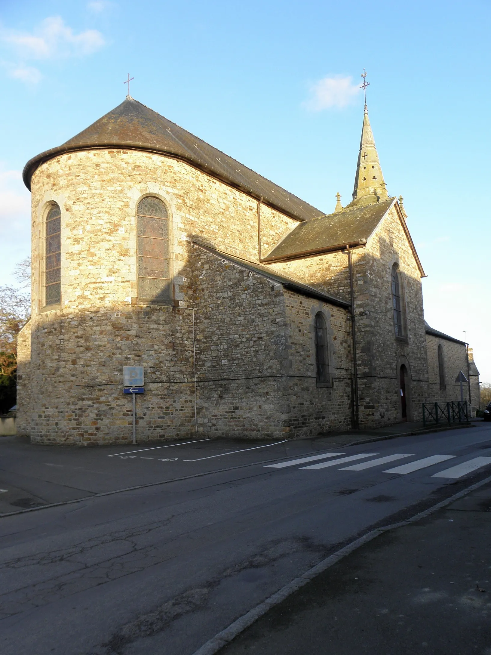 Photo showing: Église Saint-Jean-Baptiste d'Ercé-près-Liffré (35). Chevet et flanc sud (église non orientée).