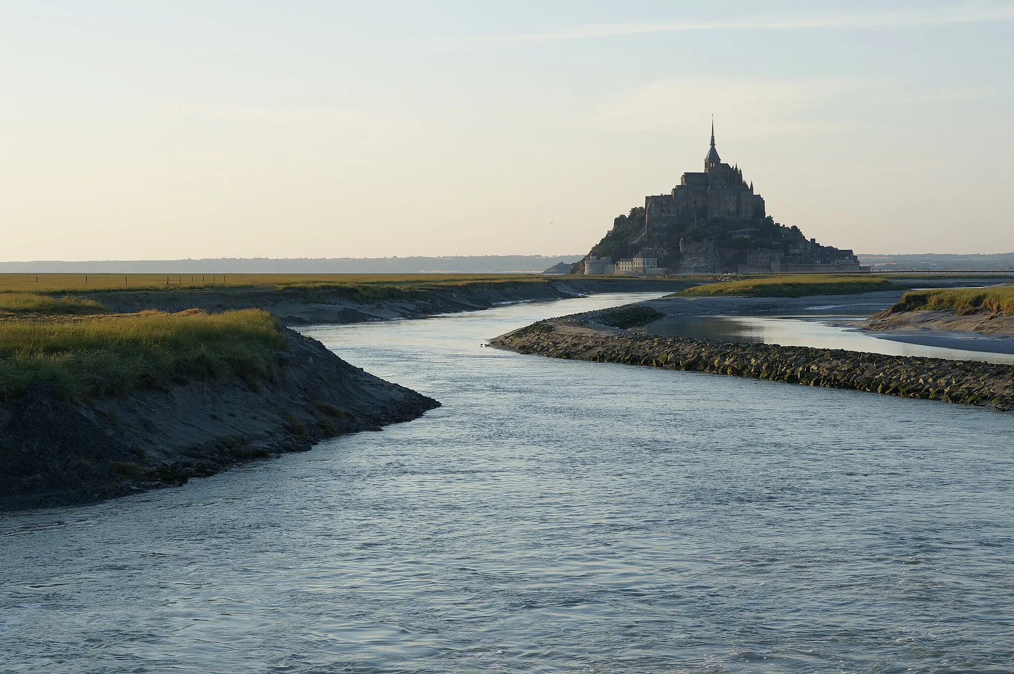 Photo showing: No me cansaré a aconsejar a todo el mundo visitar el Mont Sanit-Michel y, sobretodo, quedarse a disfrutar del anochecer. Muy poca gente parece quedarse hasta esa hora, por lo que el lugar se vuelve apacible y relajante, por si eso fuera poco, la vista es absolutamente espectacular, majestuosa, grandiosa... no hay un adjetivo adecuado para describirla :-).

I can't stop recommending going to see the Mont Saint-Michel and, if you go there, don't leave it without waiting for the sunset. Very few people waits for it, so the place is very quiet and relaxing, but most important, the view is so incredible, marvellous, gorgeous... there's no adjective for it :-).