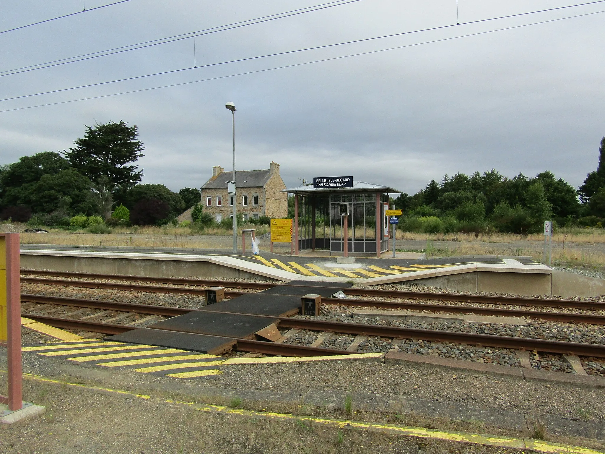 Photo showing: Gare de Belle-Isle - Bégard, l'abri sur le quai vers Rennes