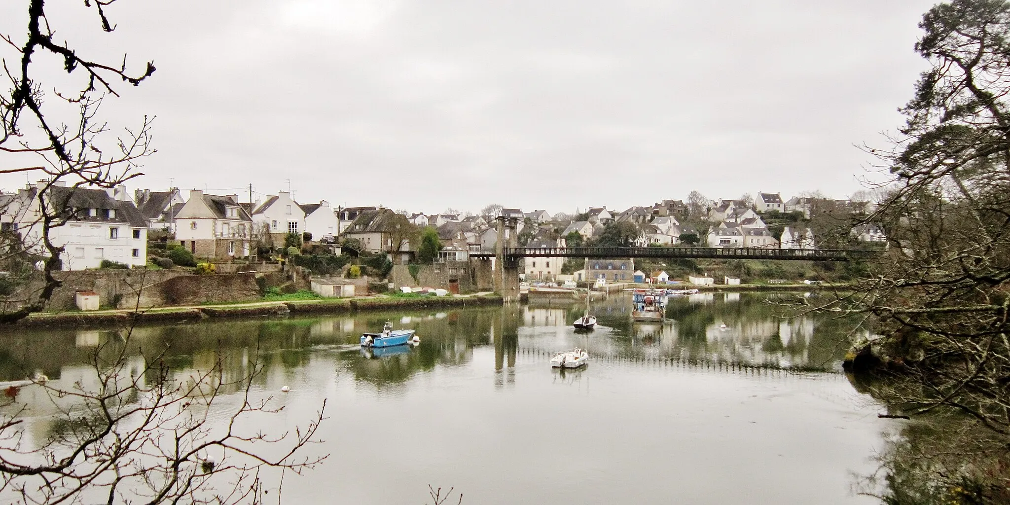 Photo showing: Le Bono vu de la rive droite de la Rivière du Bono, côté Pluneret.