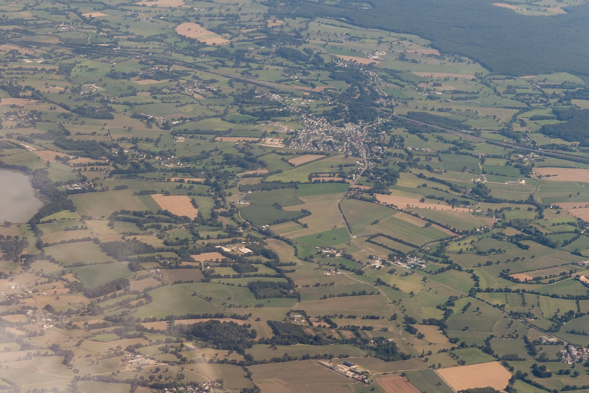 Photo showing: Aerial view of Gosné during a flight from CDG to RNS.