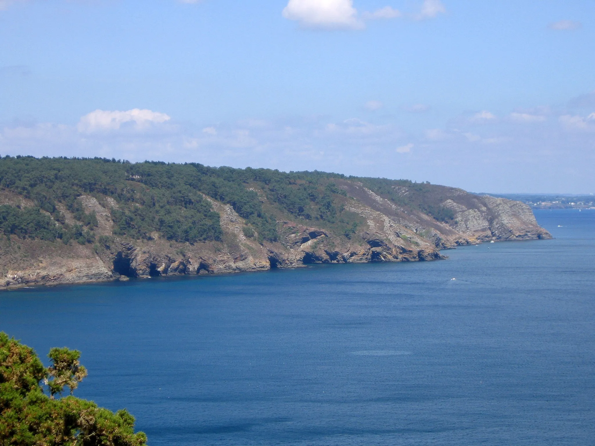 Photo showing: Le cap de la chèvre, les grottes de Morgat