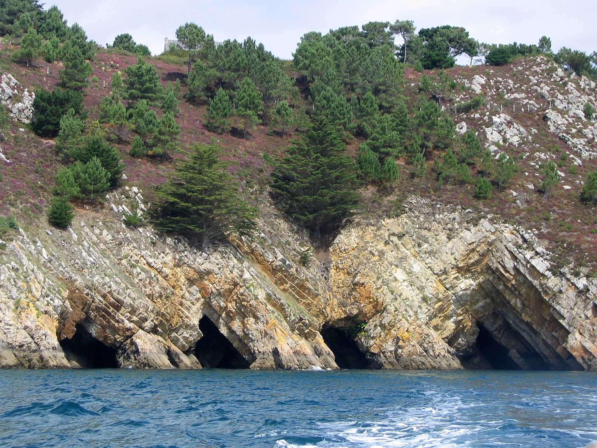 Photo showing: Visite en bateau des grottes de Morgat.
