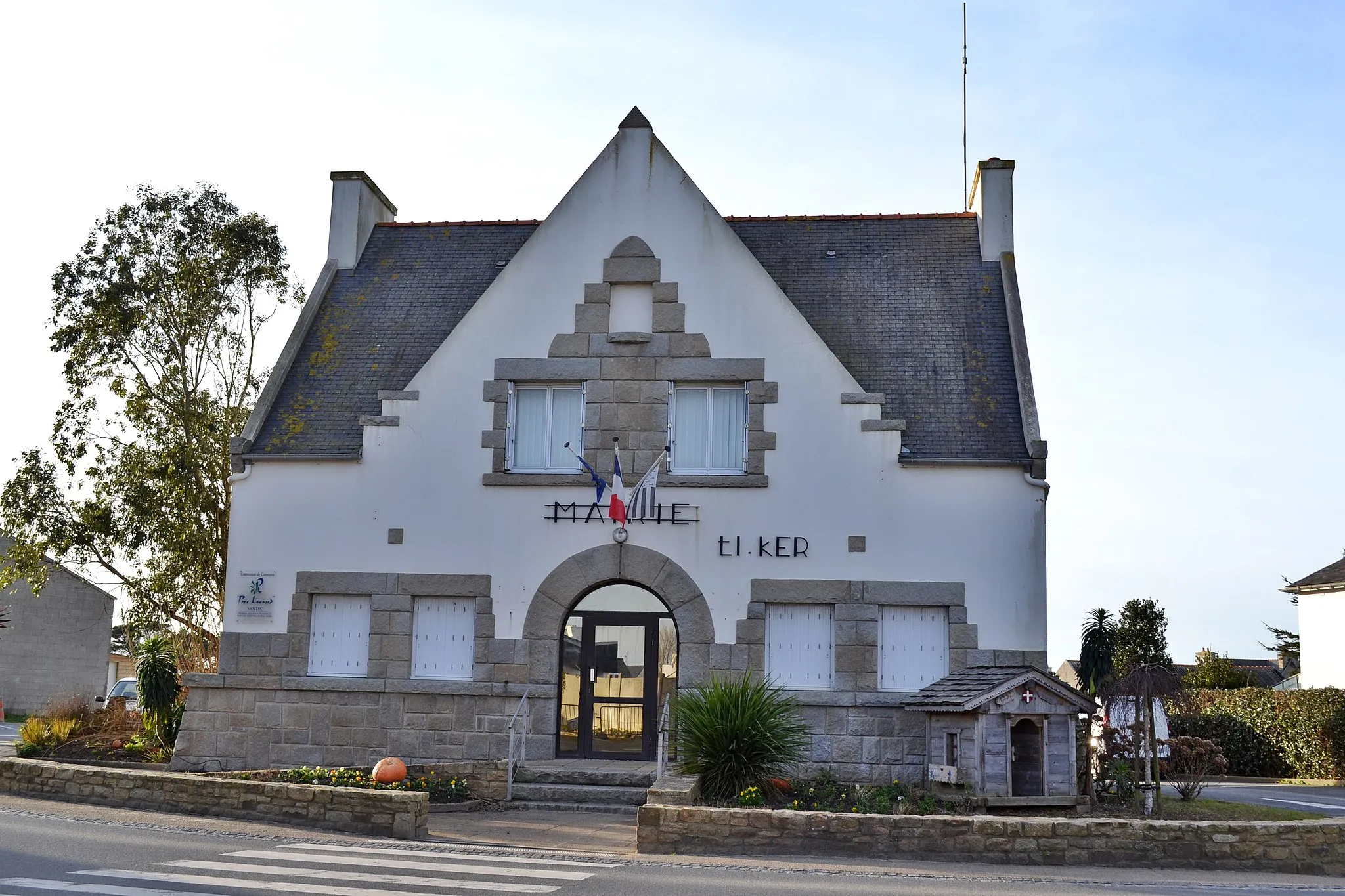 Photo showing: Mairie de Santec dans le Nord Finistère en Bretagne.