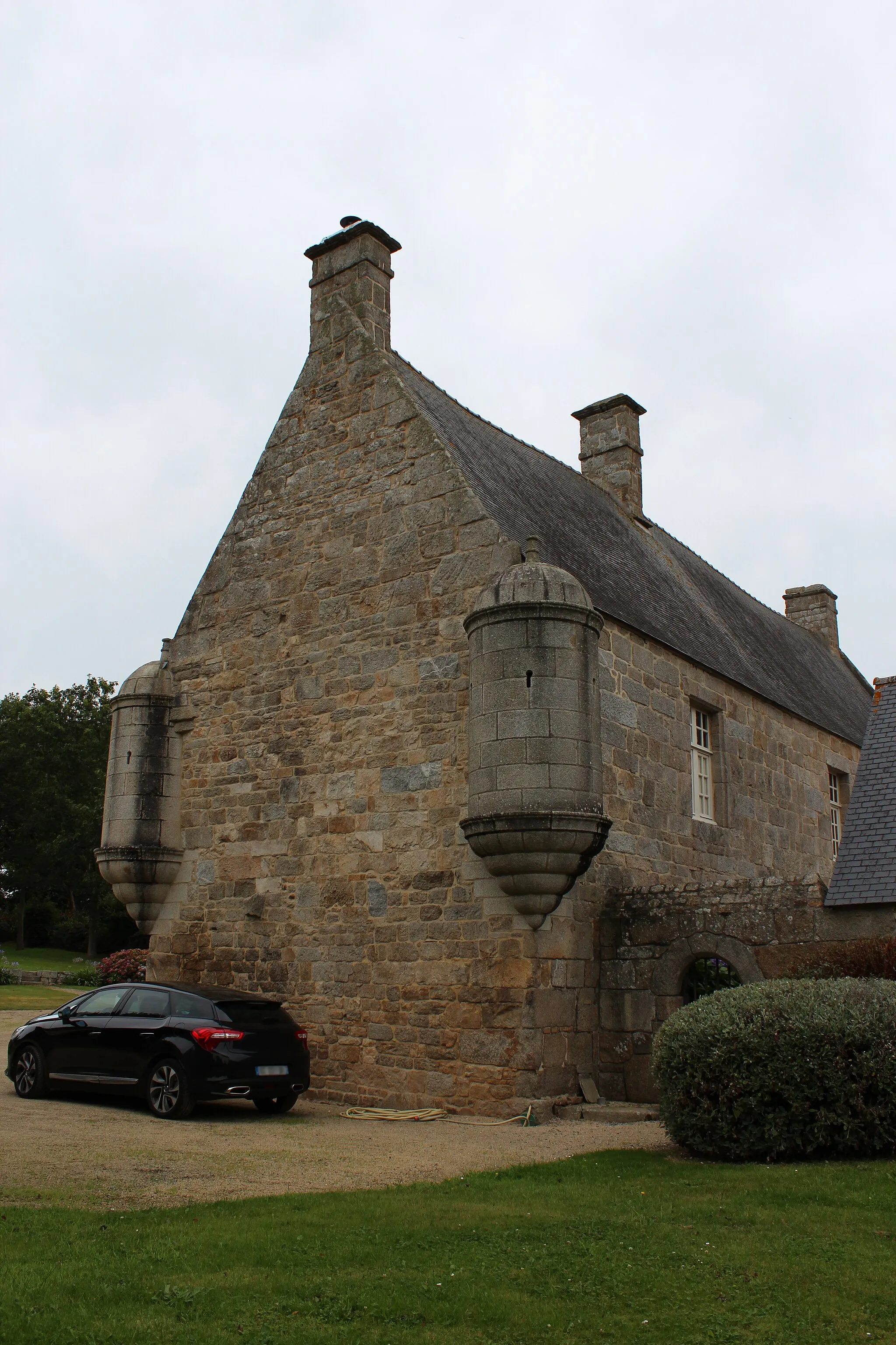 Photo showing: This building is indexed in the base Mérimée, a database of architectural heritage maintained by the French Ministry of Culture, under the reference PA00089770 .