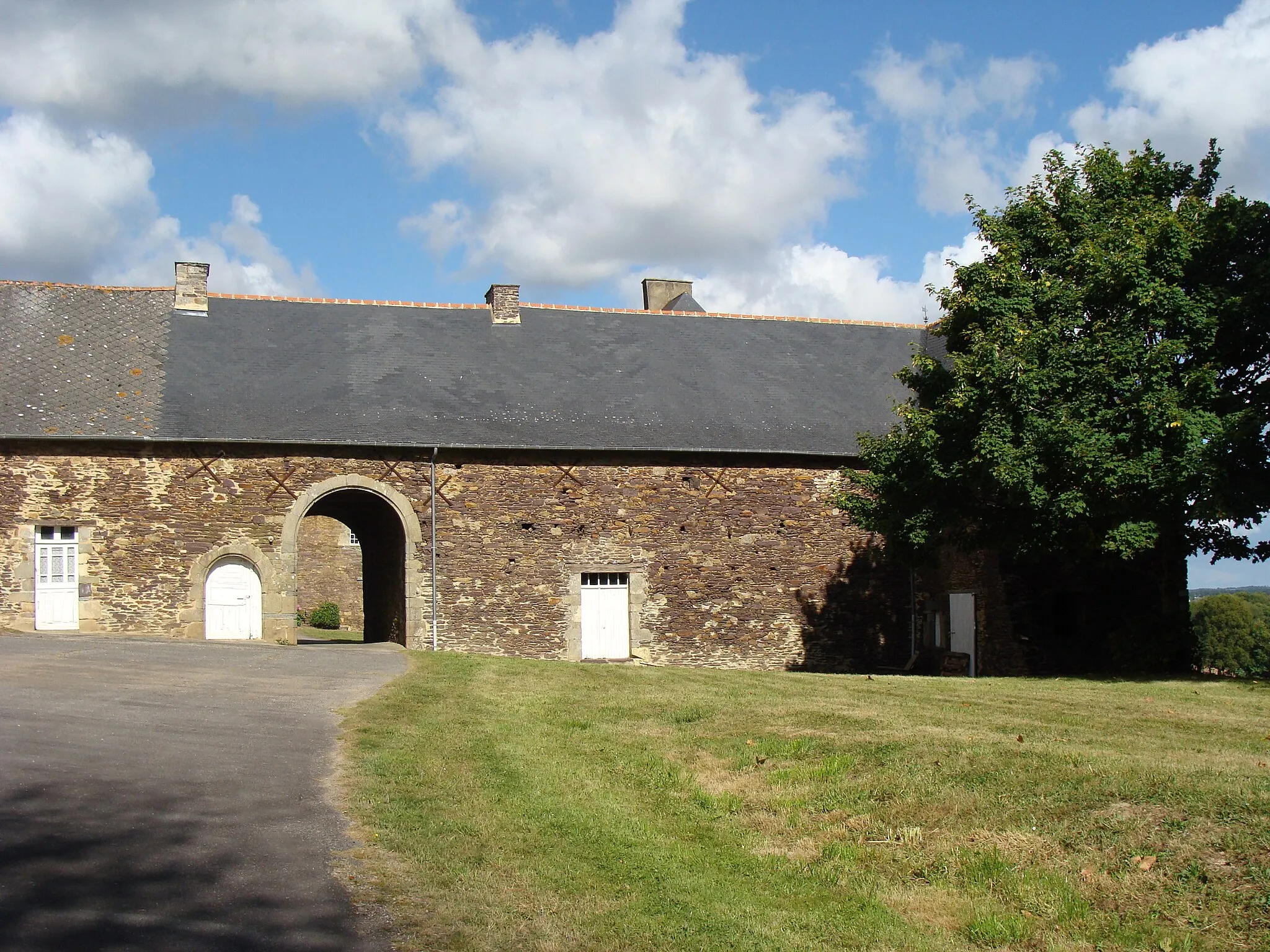 Photo showing: This building is indexed in the base Mérimée, a database of architectural heritage maintained by the French Ministry of Culture, under the reference PA00091245 .