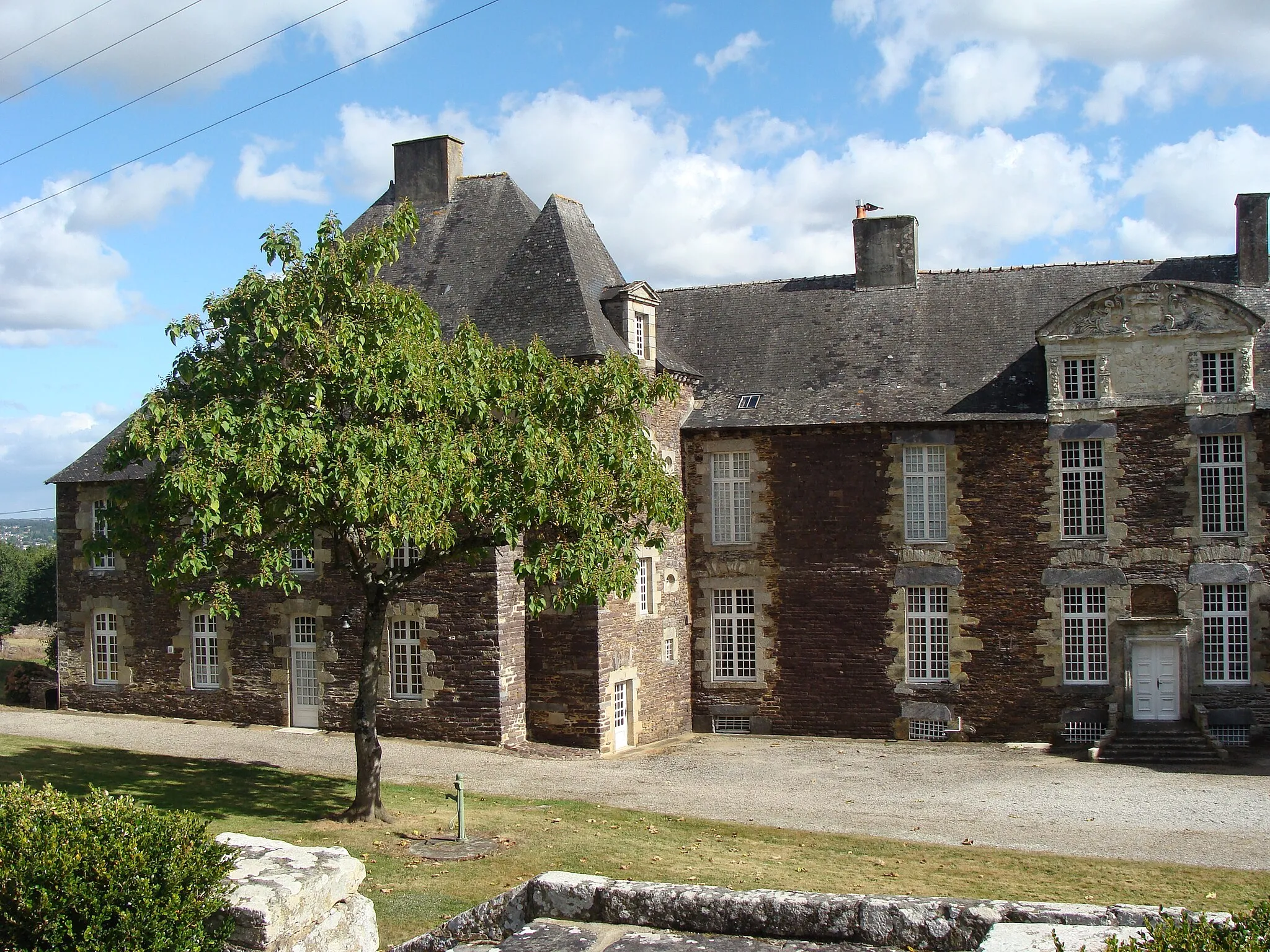 Photo showing: This building is indexed in the base Mérimée, a database of architectural heritage maintained by the French Ministry of Culture, under the reference PA00091245 .