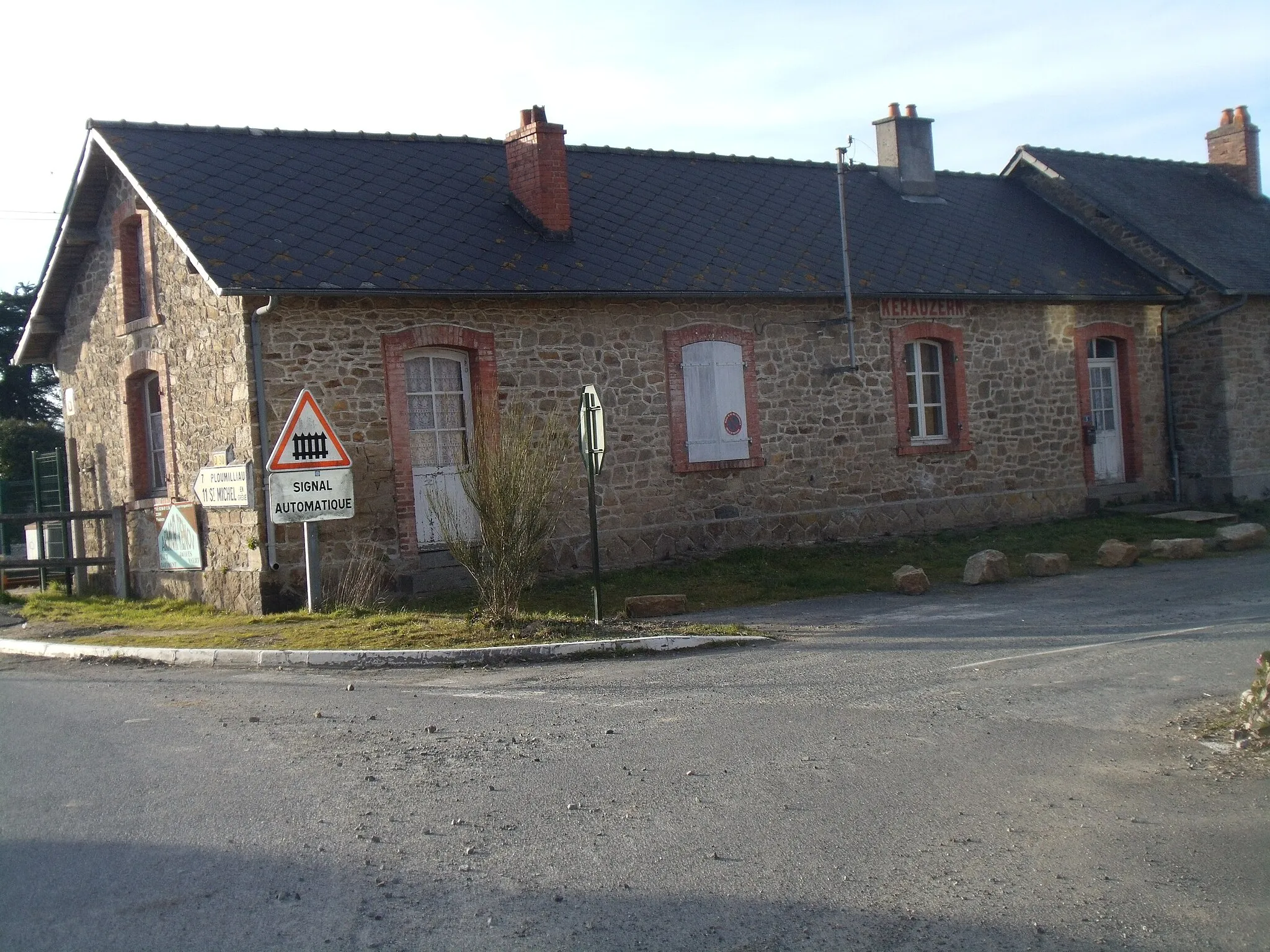 Photo showing: L'ancien bâtiment voyageurs en 2015